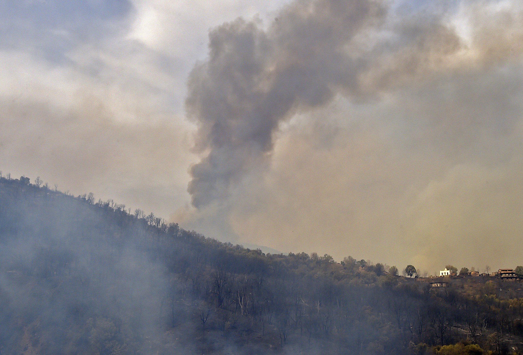 Face aux feux de forêts dévastateurs et meurtriers, les autorités algériennes appellent les citoyens à la vigilance et au respect des consignes de sécurité. (Illustration) AFP/Ryad Kramdi