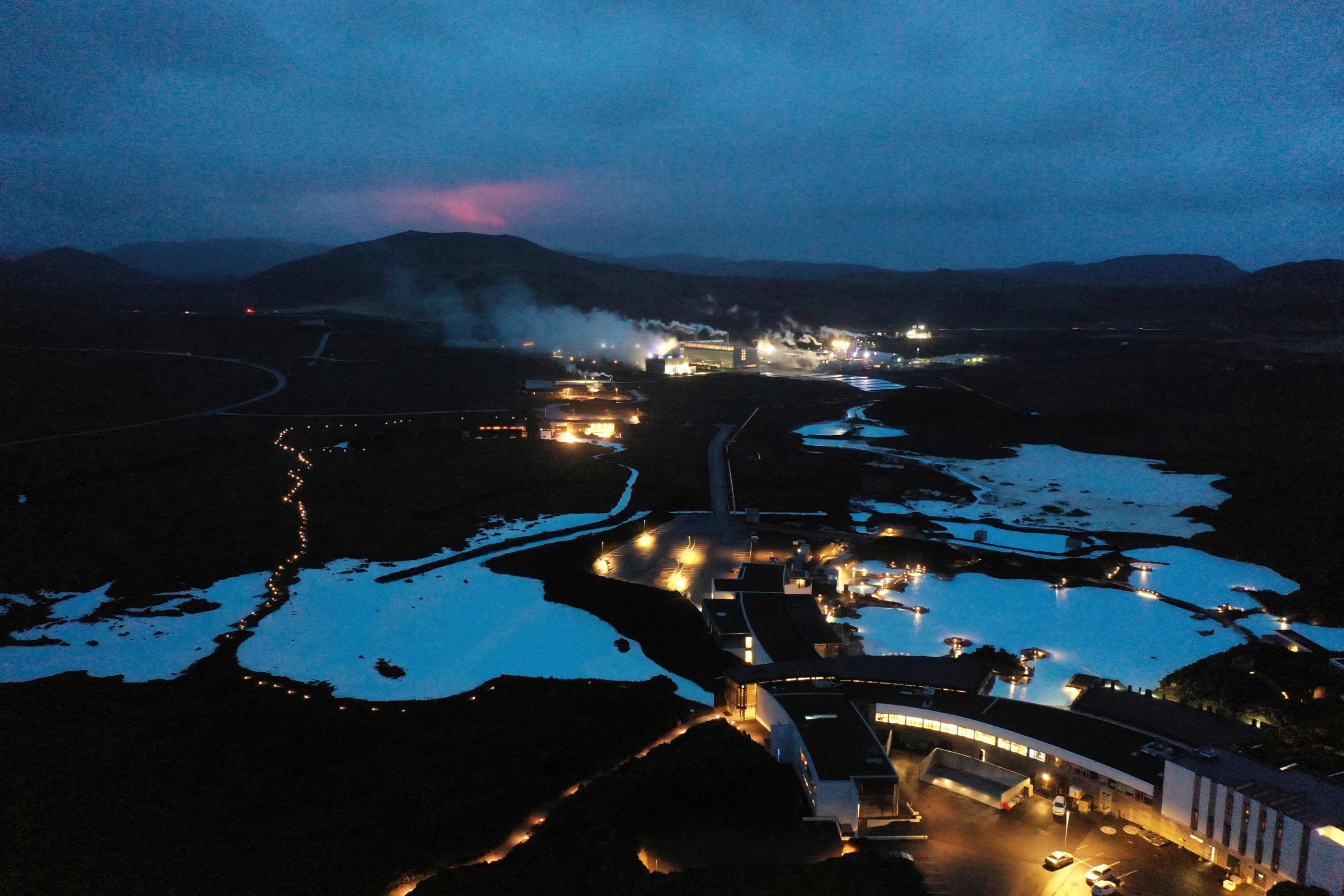 Cette photo prise en 2021 montre une éruption au loin, dans la région de Grindavik, la même zone qui est actuellement en alerte. AFP/Halldor Kolbeins