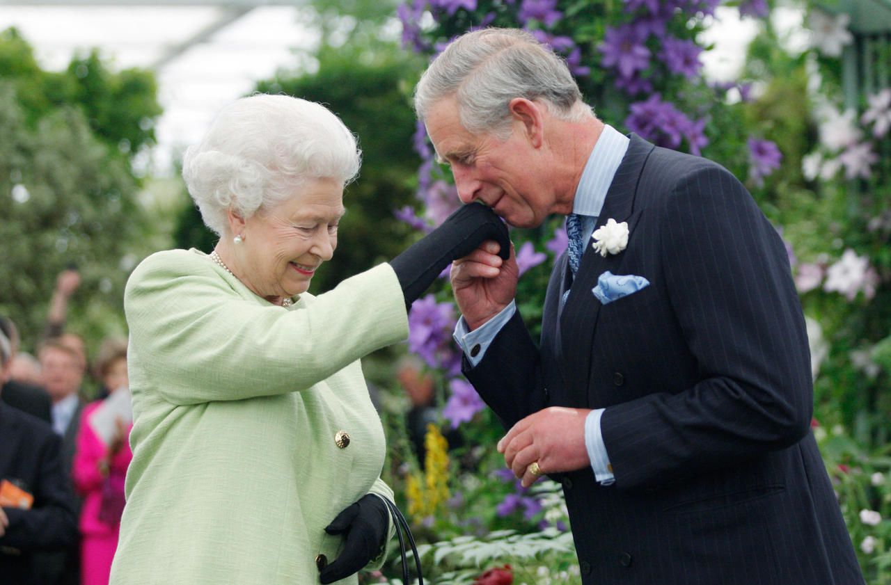 <b></b> ARCHIVES. Le Prince Charles et sa mère la reine  Elizabeth II .