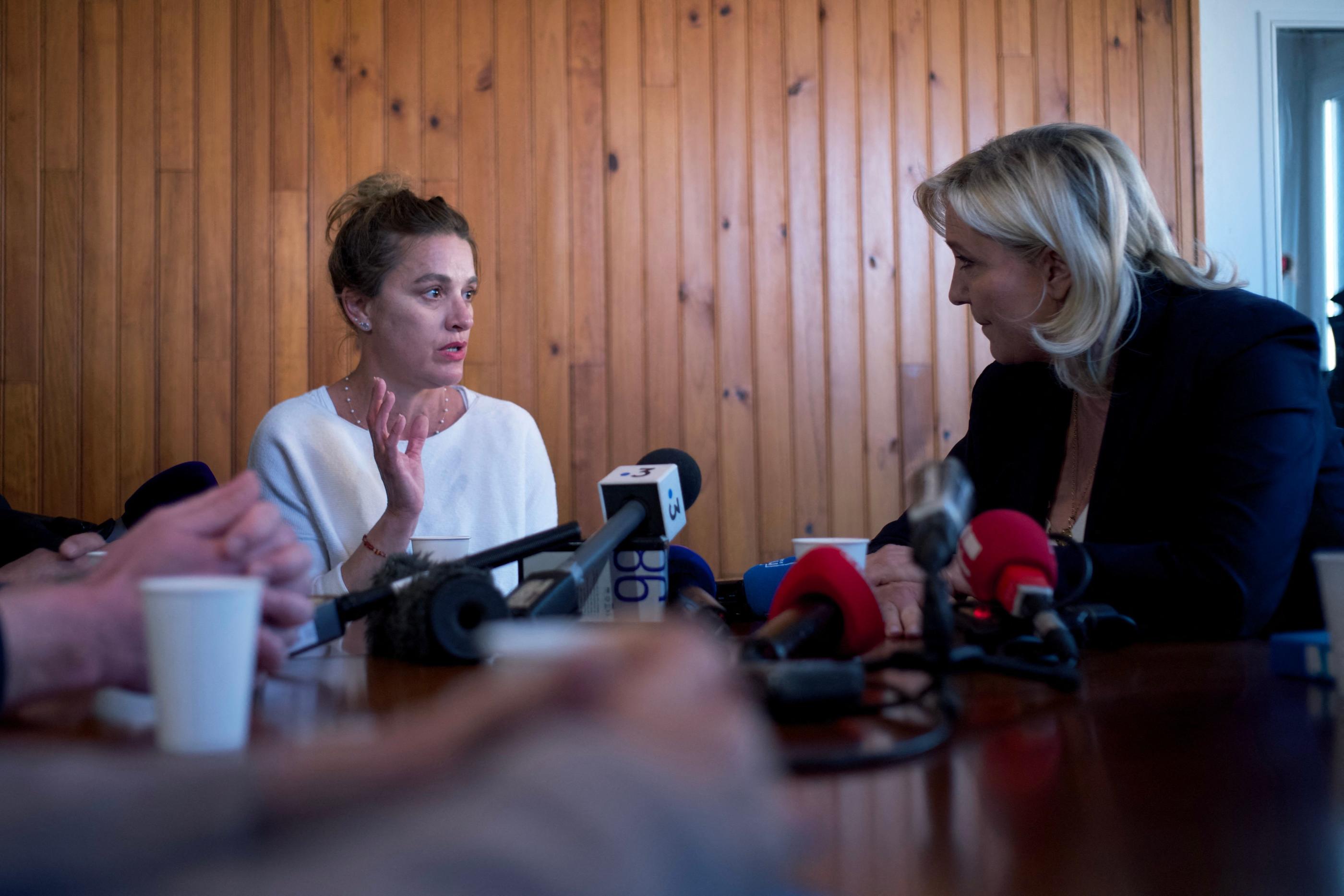 Marine Le Pen a échangé avec cette infirmière, samedi, dans l'Yonne. AFP/Guillaume Souvant