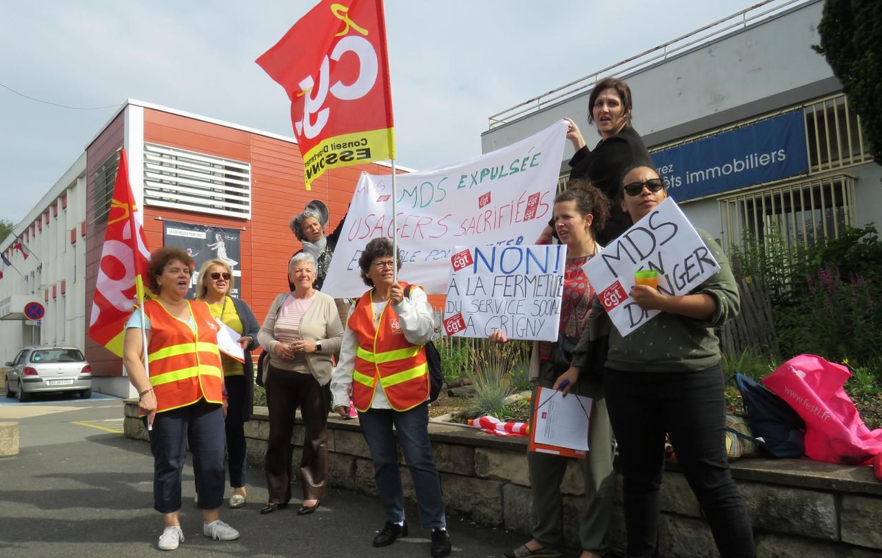 <b></b> Grigny, jeudi 14 juin 2018. Les salariés de la Maison des solidarités de Grigny ont manifesté pour dénoncer le projet de fermeture voulu par le conseil départemental.