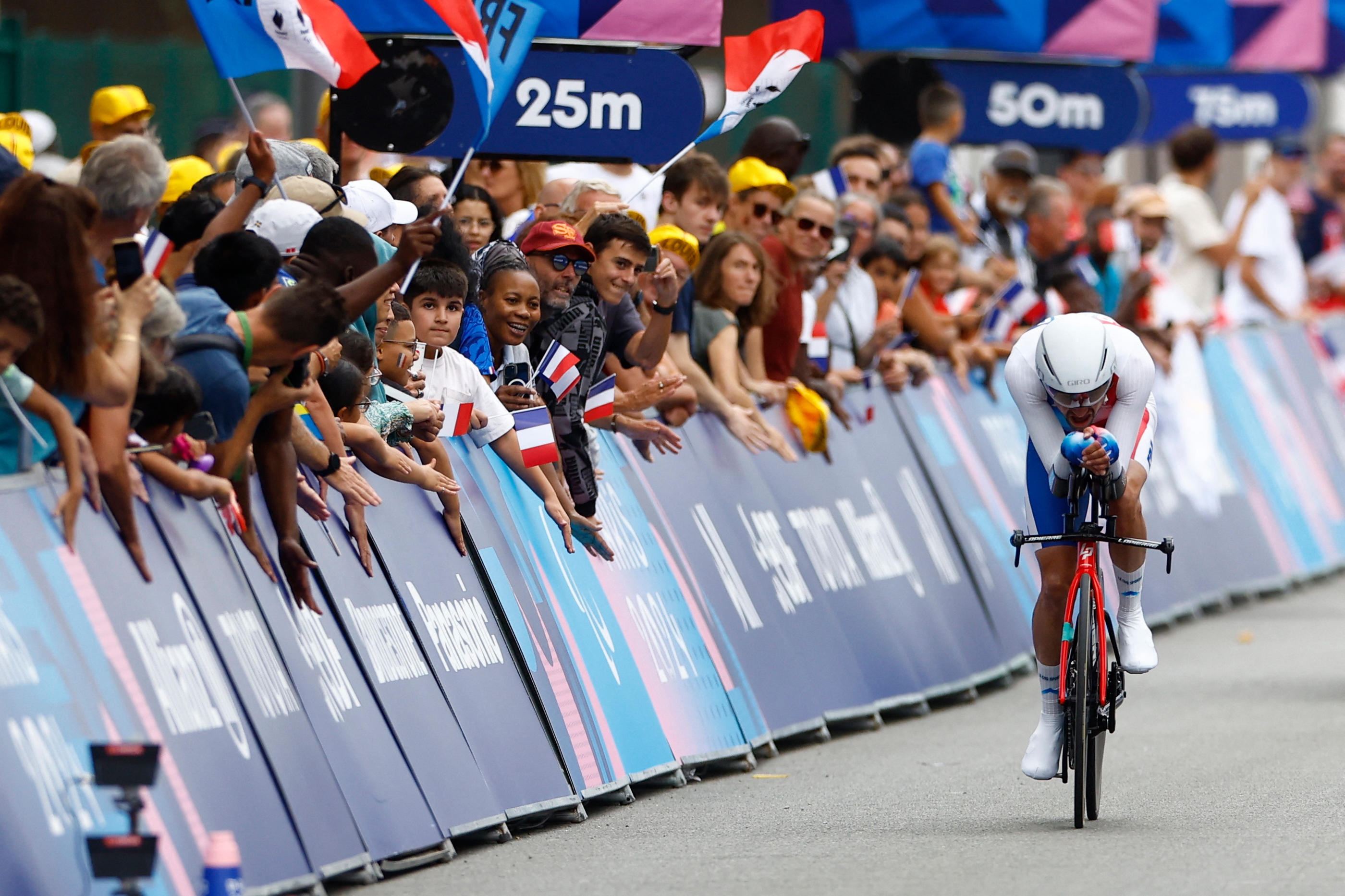 Devant la foule de Clichy-sous-Bois, les Bleus du para-cyclisme ont offert un festival, avec 11 médailles dont 4 en or, comme celle, surprise, de Thomas Peyroton-Dartet. REUTERS/Maria Abranches