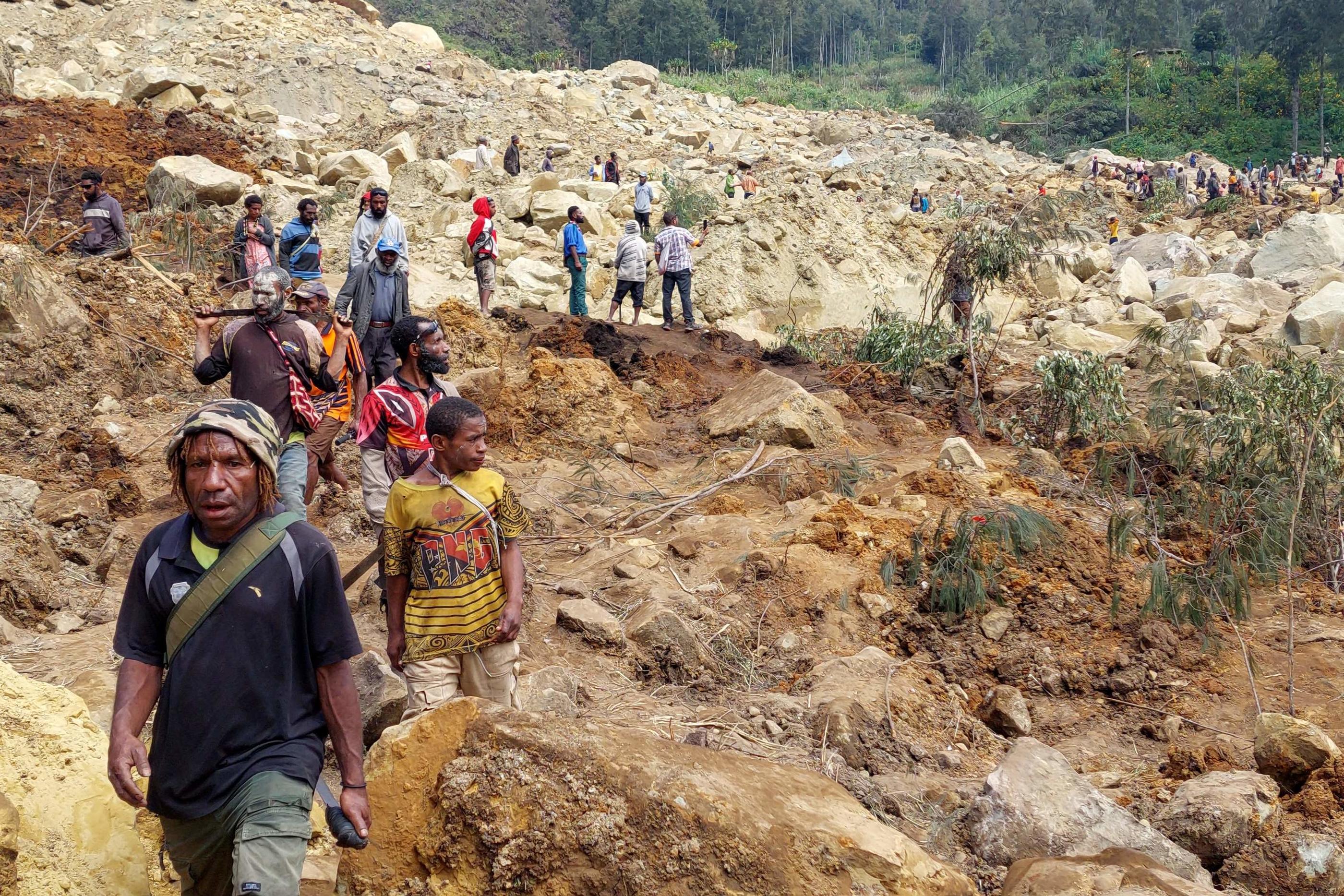 Des habitants sur les lieux de l'éboulement dans la région de Maip Mulitaka, en Papouasie-Nouvelle-Guinée, le 26 mai 2024. AFP