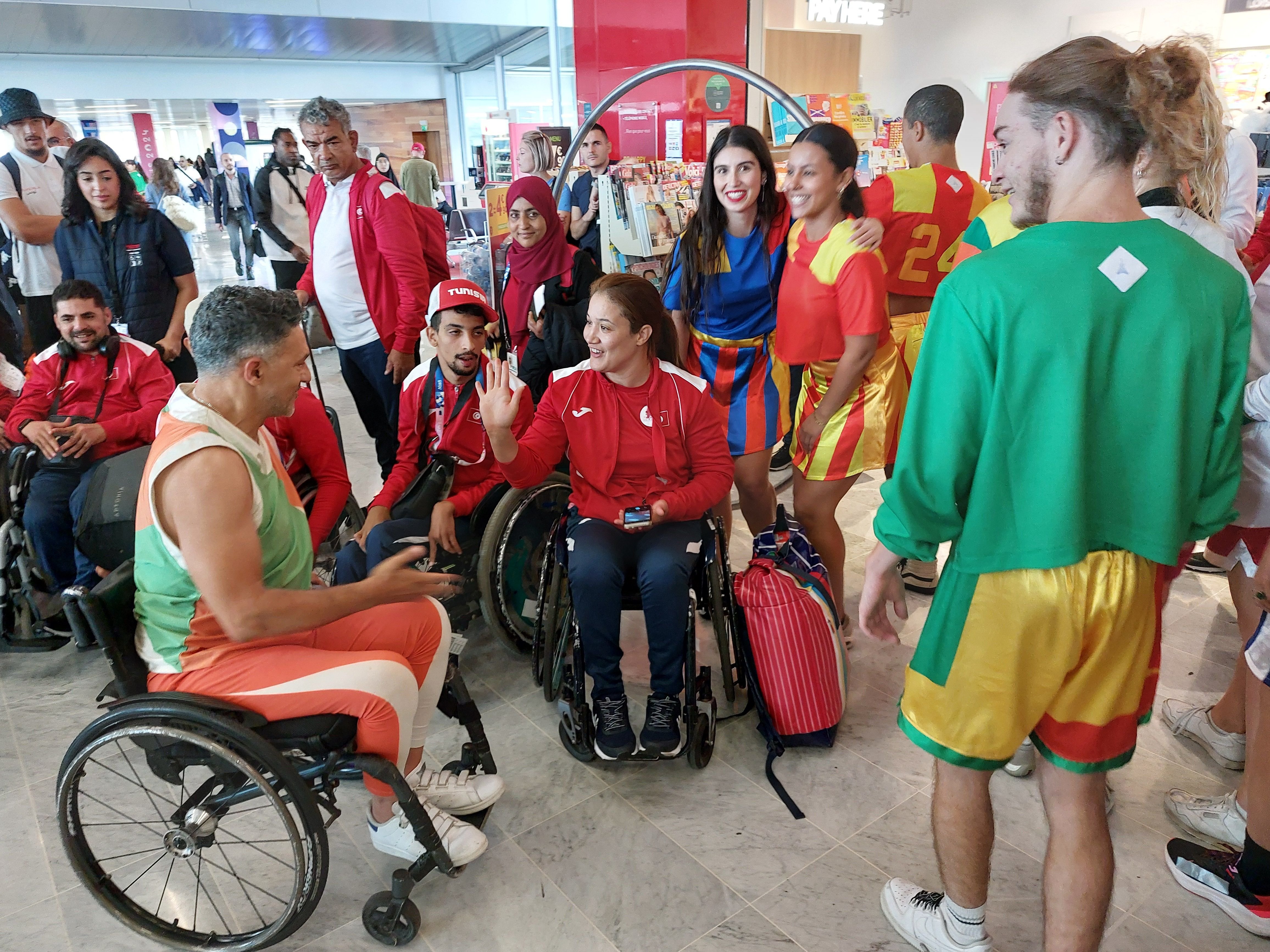 La délégation tunisienne paralympique a été saluée ce lundi midi par des danseurs à l'aéroport de Paris-Orly. LP/Sébastian Compagnon