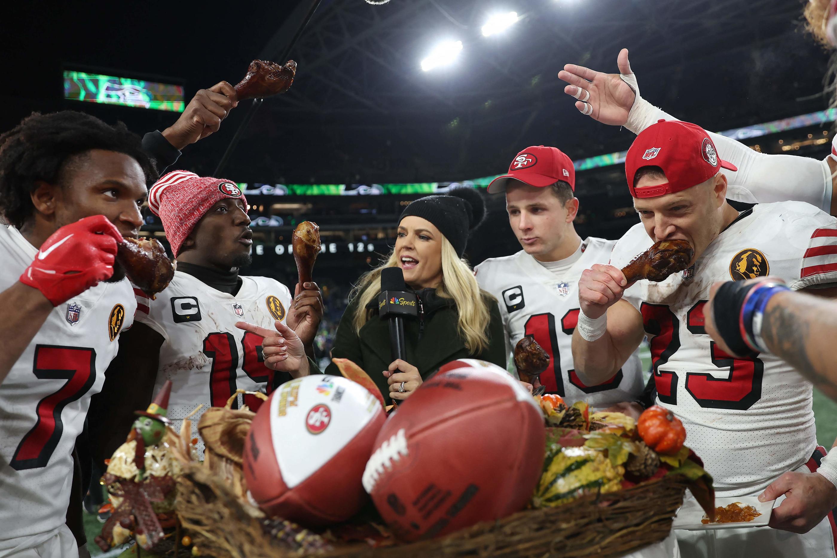 Les stars des 49ers de San Francisco mangent la dinde de Thanksgiving à l'issue de leur victoire, ce jeudi contre Seattle. AFP/Steph Chambers