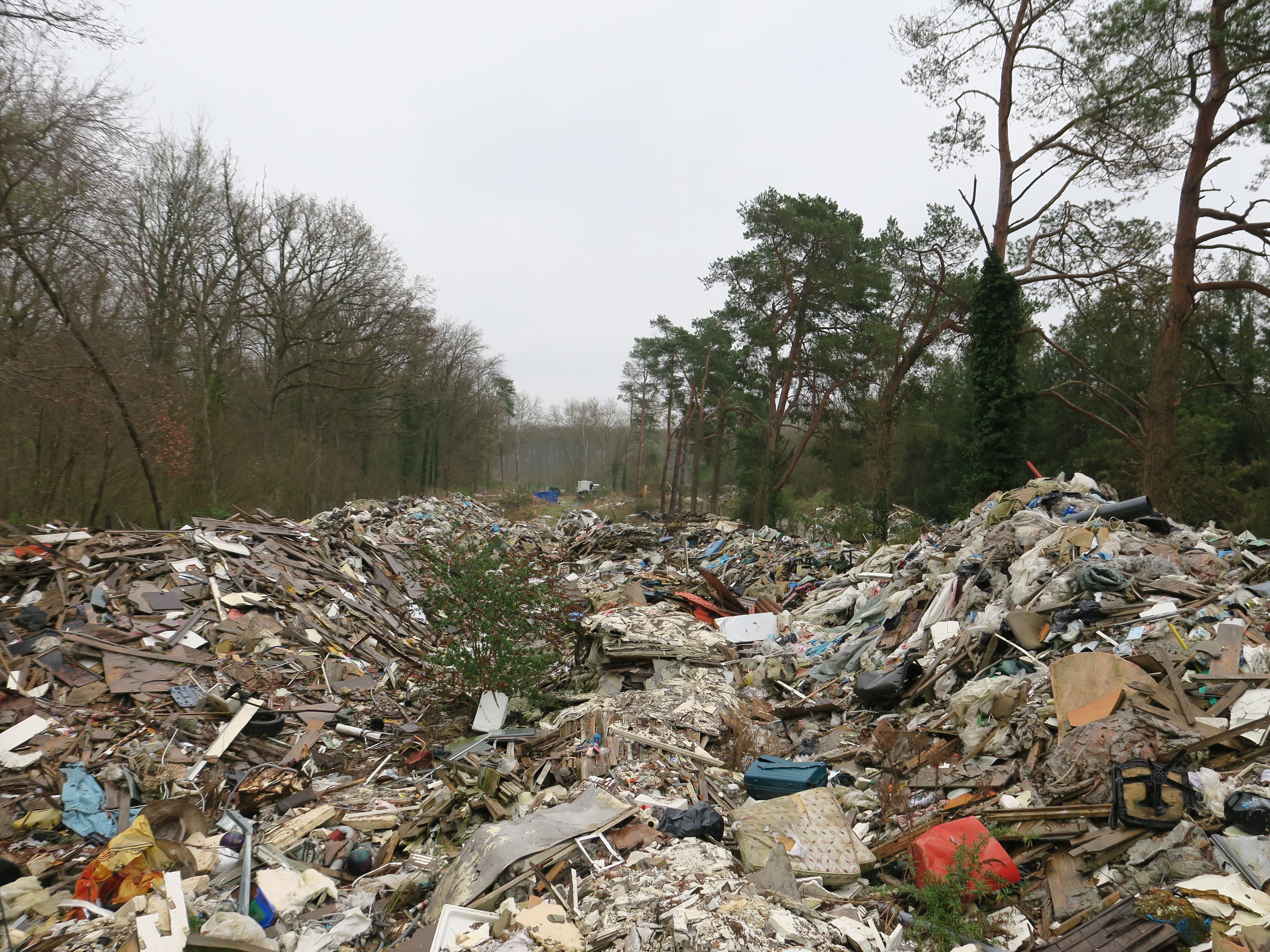 Orry-la-Ville, 2022. Depuis six ans, une montagne de déchets d'un hectare hante cet espace naturel de la commune qui envisage désormais d'acheter le site pour accélérer sa dépollution. LP/S.G.