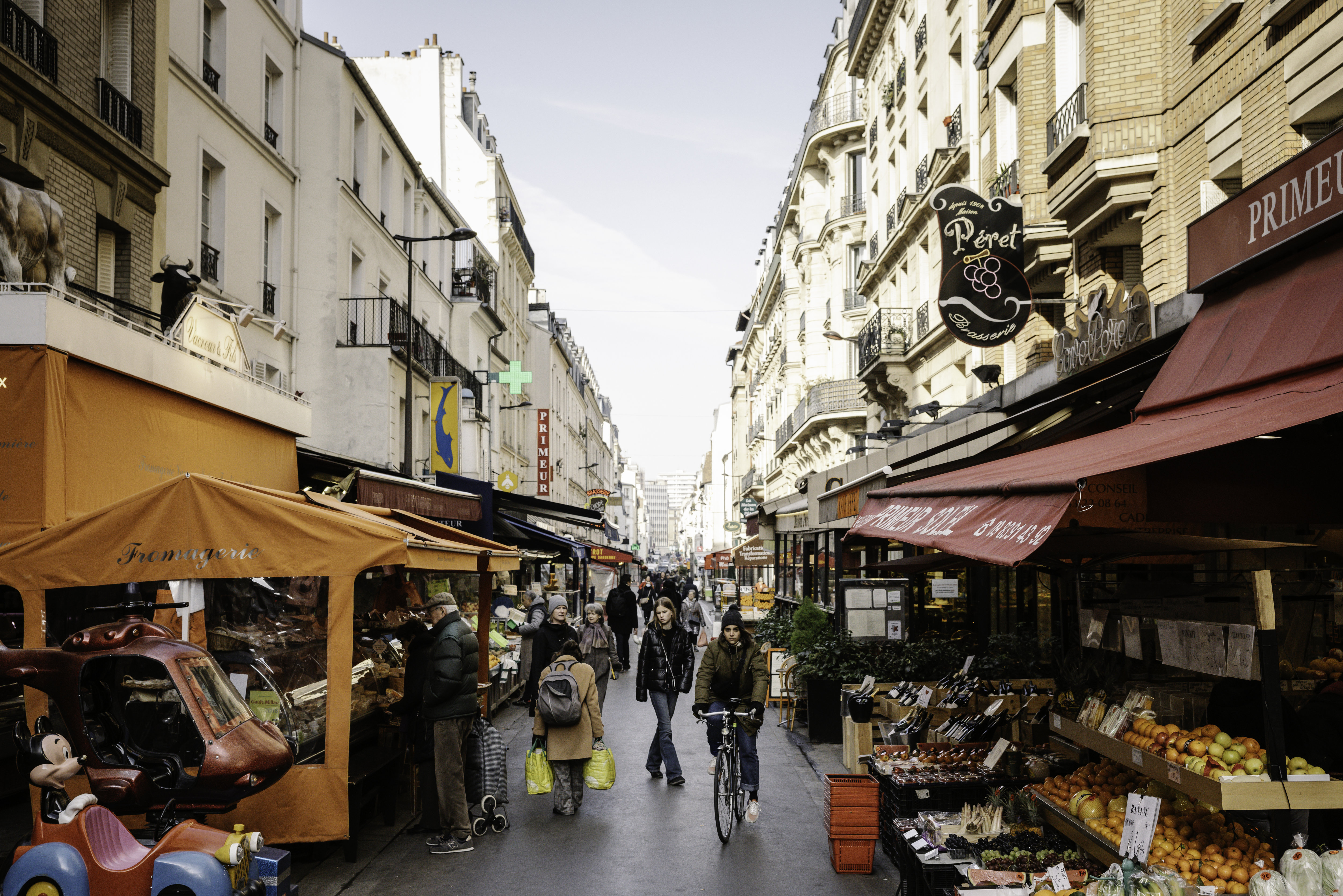 Paris, jeudi 2 mars 2023. La rue Daguerre et ses nombreux commerces séduisent les familles et les acheteurs. LP/Arnaud Dumontier