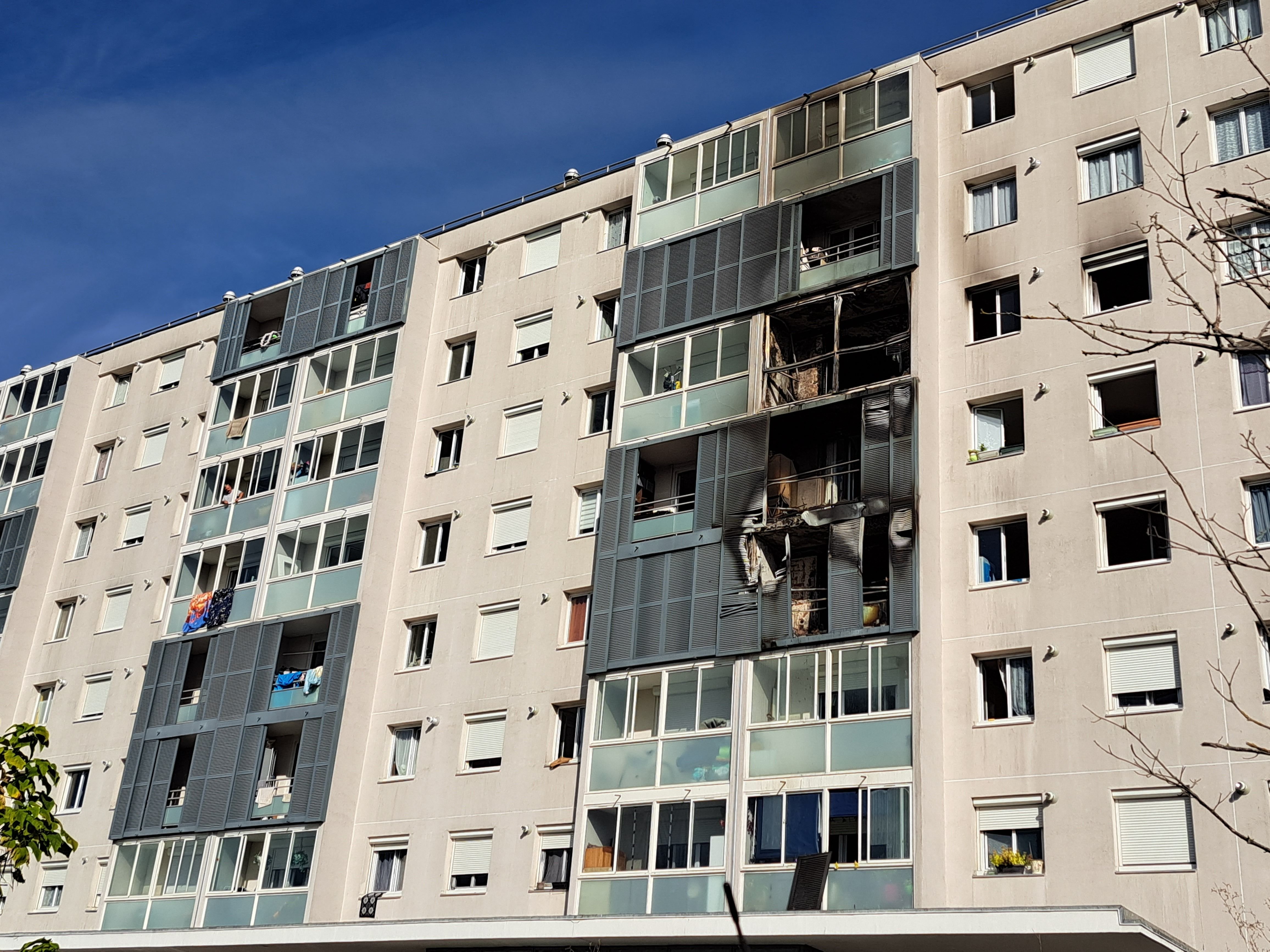 Sainte-Geneviève-des-Bois, le 9 octobre. Les dégâts sont considérables sur l'immeuble du quartier Saint-Hubert. Quatorze personnes se retrouvent sans toit.