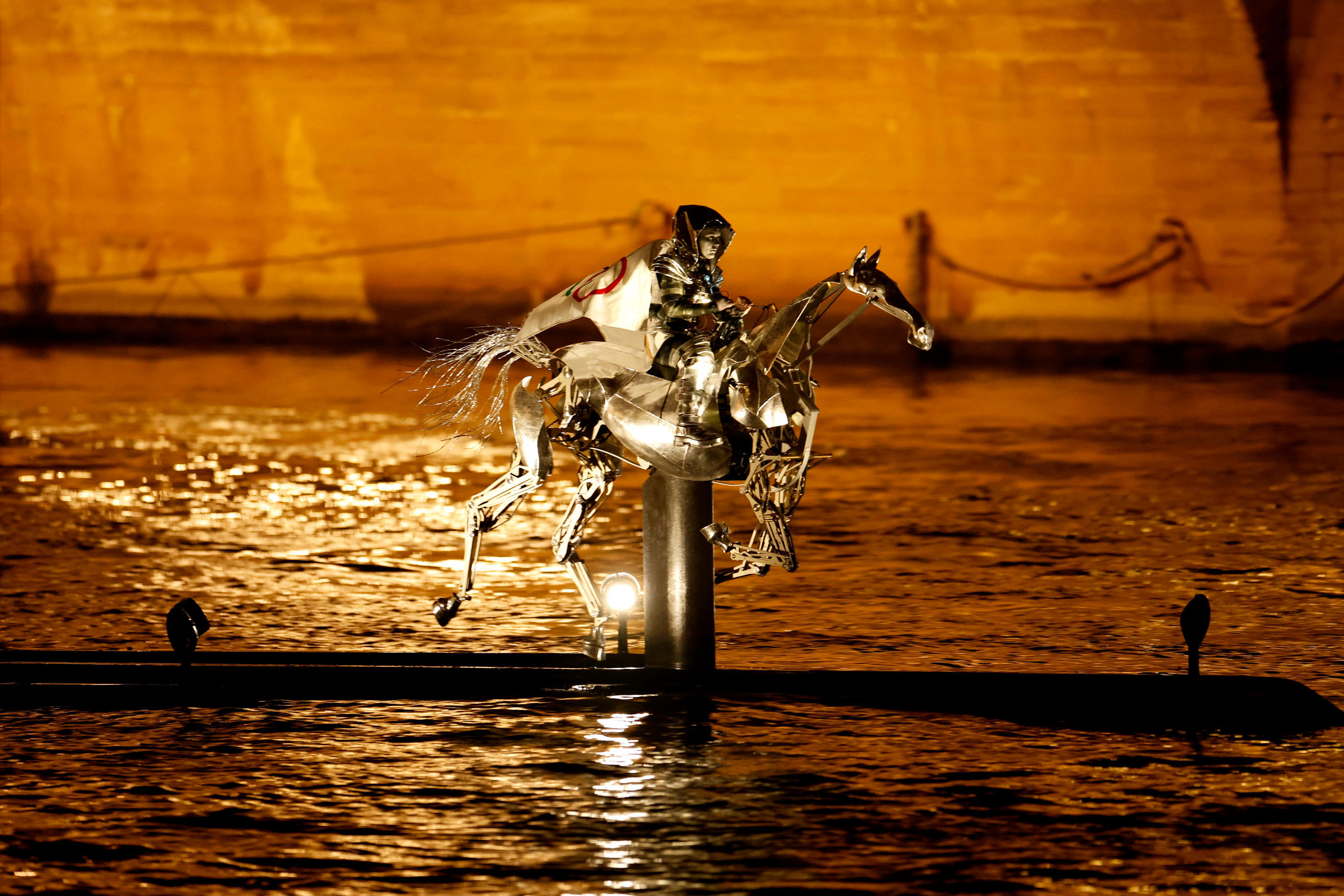 Paris, vendredi 26 juillet. Le cheval métallique qui a ébloui le monde est le fruit d'une prouesse d'ingénierie sans précédent qui lui a permis de galoper sur les flots sur une distance de 6 km. REUTERS/Adnan Abidi