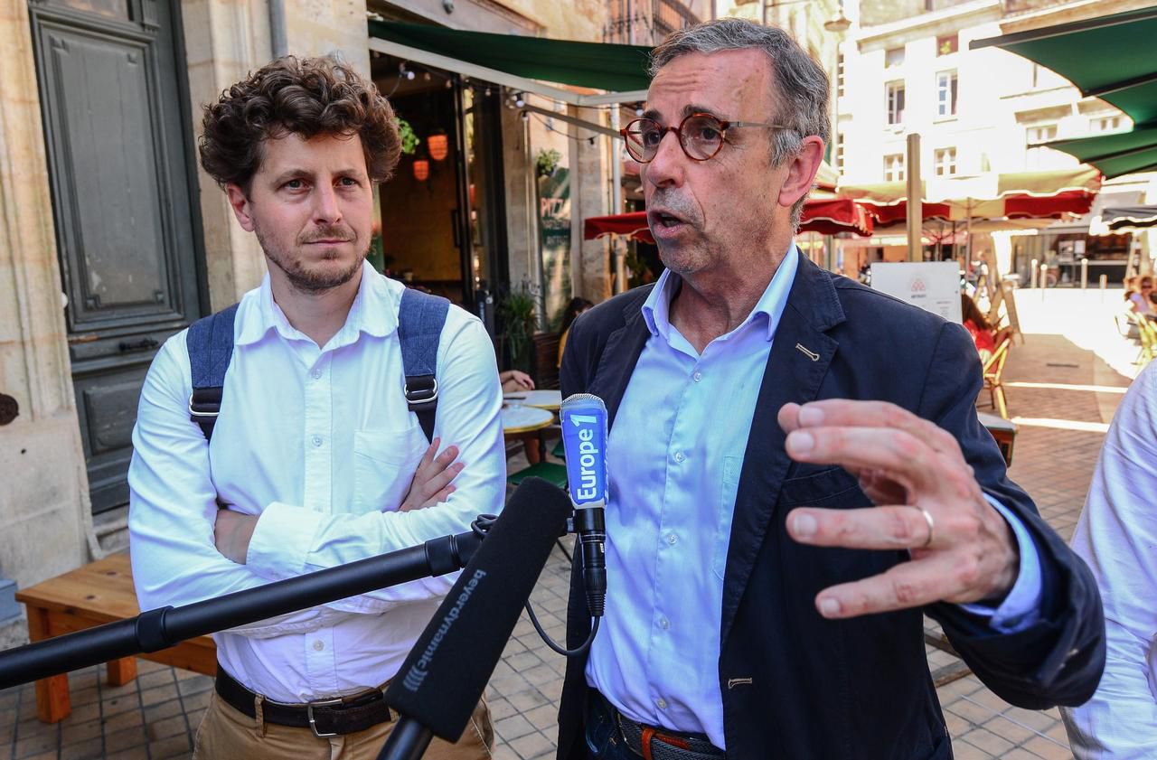 <b></b> Pierre Hurmic en campagne avec le patron des Verts Julien Bayou (à g.), à Bordeaux (Gironde), le 23 juin. 