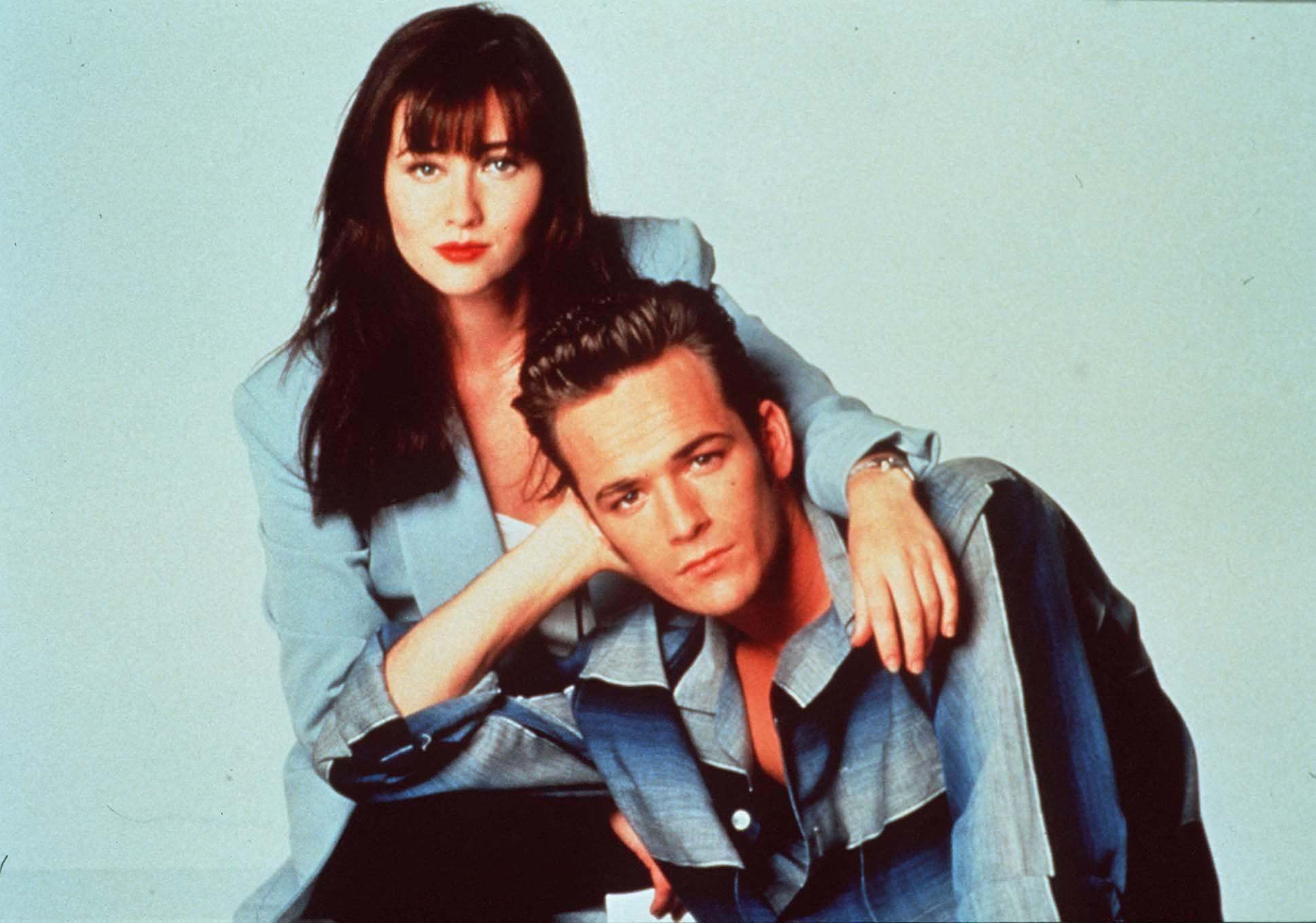 Shannen Doherty avait été diagnostiquée d’un cancer du sein en 2015. Elle rejoint son amoureux du petit écran interprété par Luke Perry, mort en 2019, à 52 ans. Décidément, il ne fait pas bon vivre à « Beverly Hills ». Band Photo/uppa.co.uk/Avalon