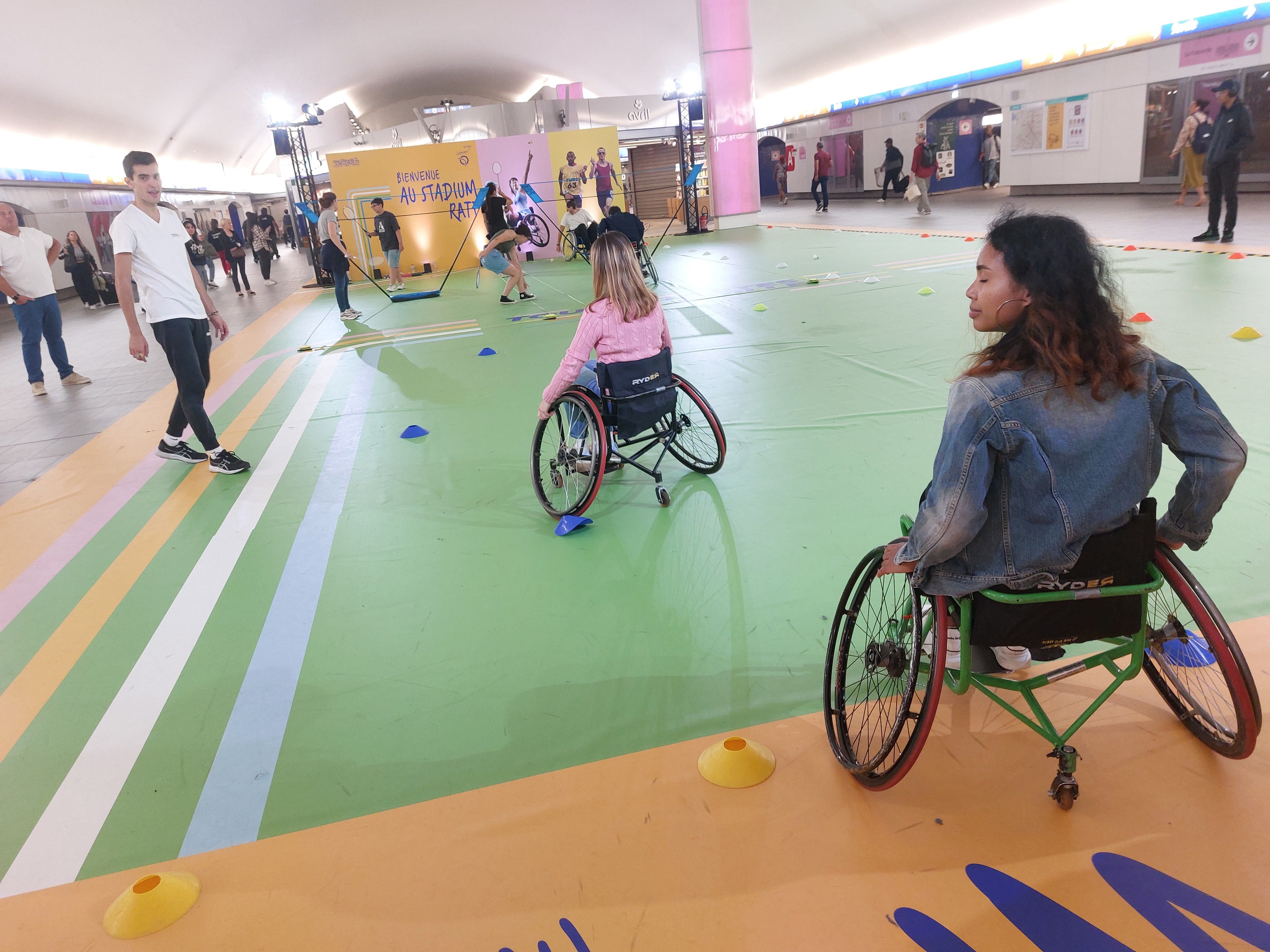 Jusqu'à vendredi, le stadium de la gare Auber permet de tester la course en fauteuil roulant. / Photo Sébastian Compagnon