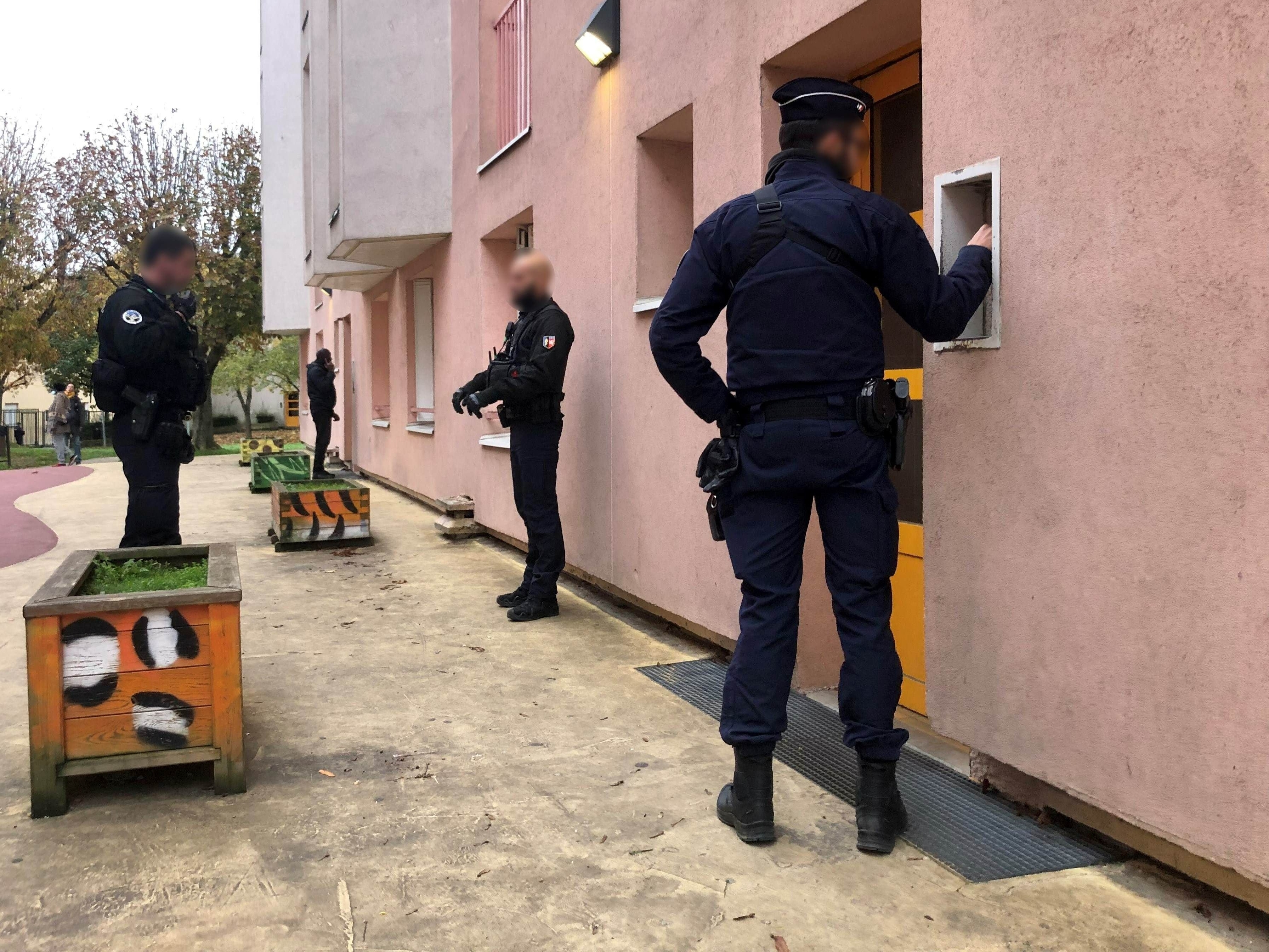 Évry-Courcouronnes (Essonne), ce mercredi 8 novembre. Une vingtaine de policiers ont été mobilisés pour cette opération menée dans le quartier du Canal. LP/Florian Garcia