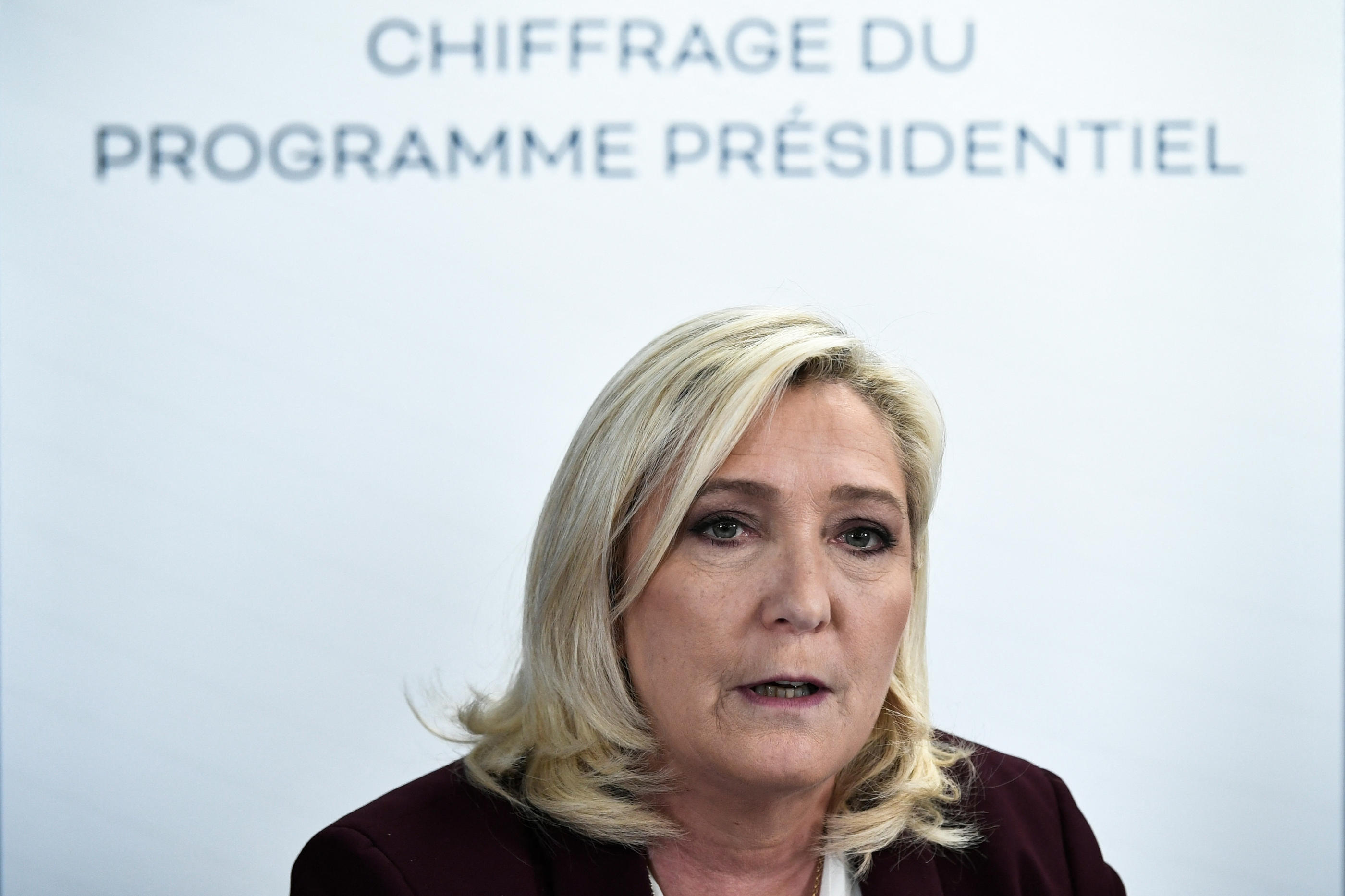 Les projets de réformes économiques de Marine Le Pen, ici le 23 mars dernier, sont soumis à beaucoup d’incertitudes et d’inexactitudes. AFP/Stephane de Sakutin