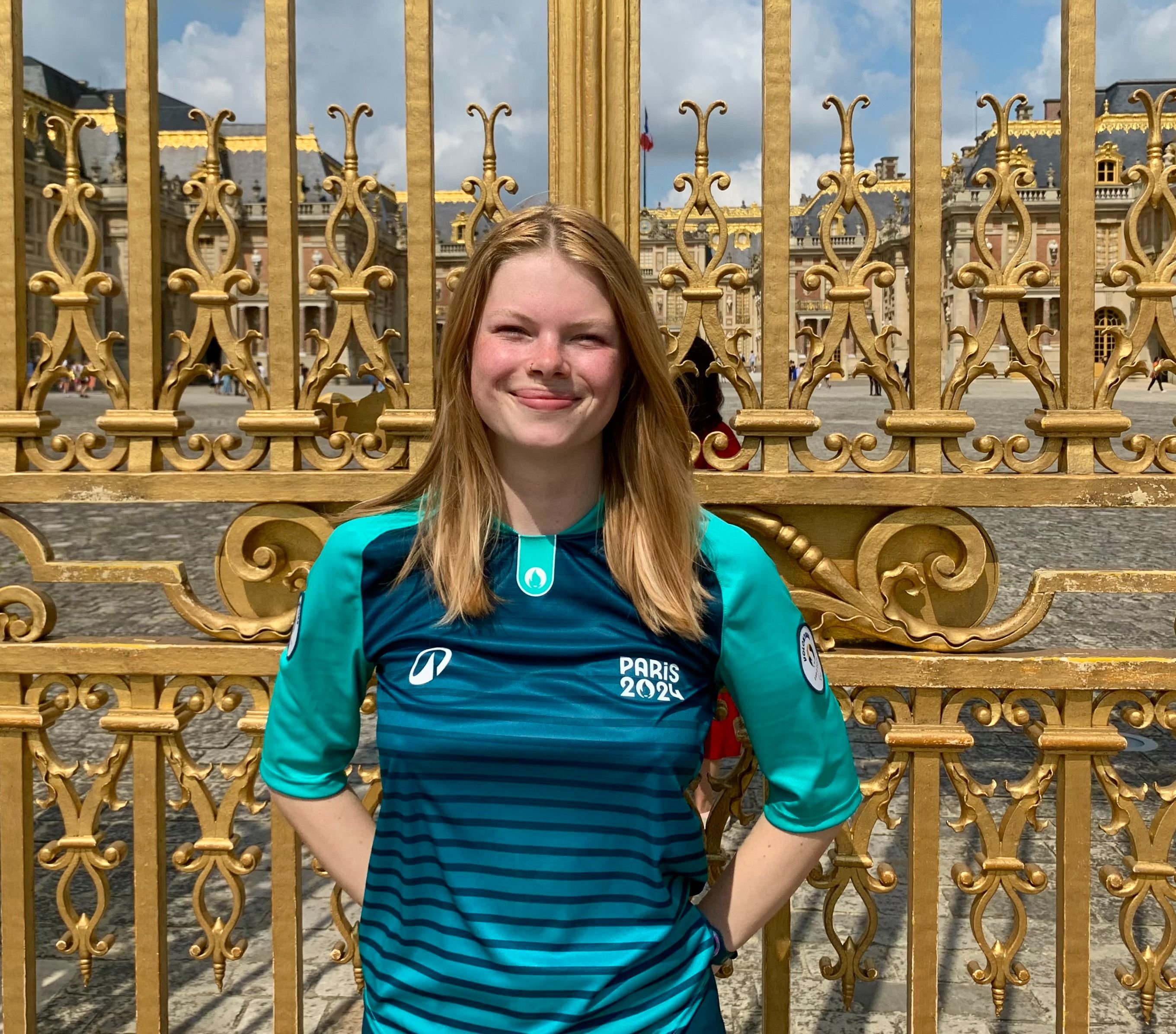 Versailles (Yvelines), mercredi 24 juillet. Camille Pagenaud, 19 ans, devant les grilles dorées du château, nous fait vivre son quotidien de bénévole durant les Jeux olympiques. LP/Adrien Voyer