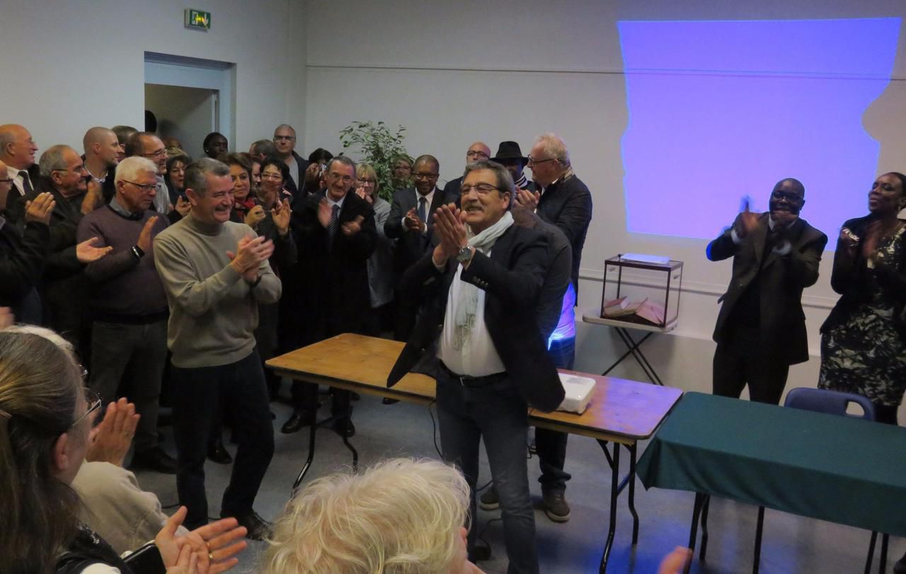 <b></b> Etampes, 12 novembre 2017. La liste de Jean-Pierre Colombani remporte les élections municipales. Il est félicité par son prédécesseur Franck Marlin (à gauche).  