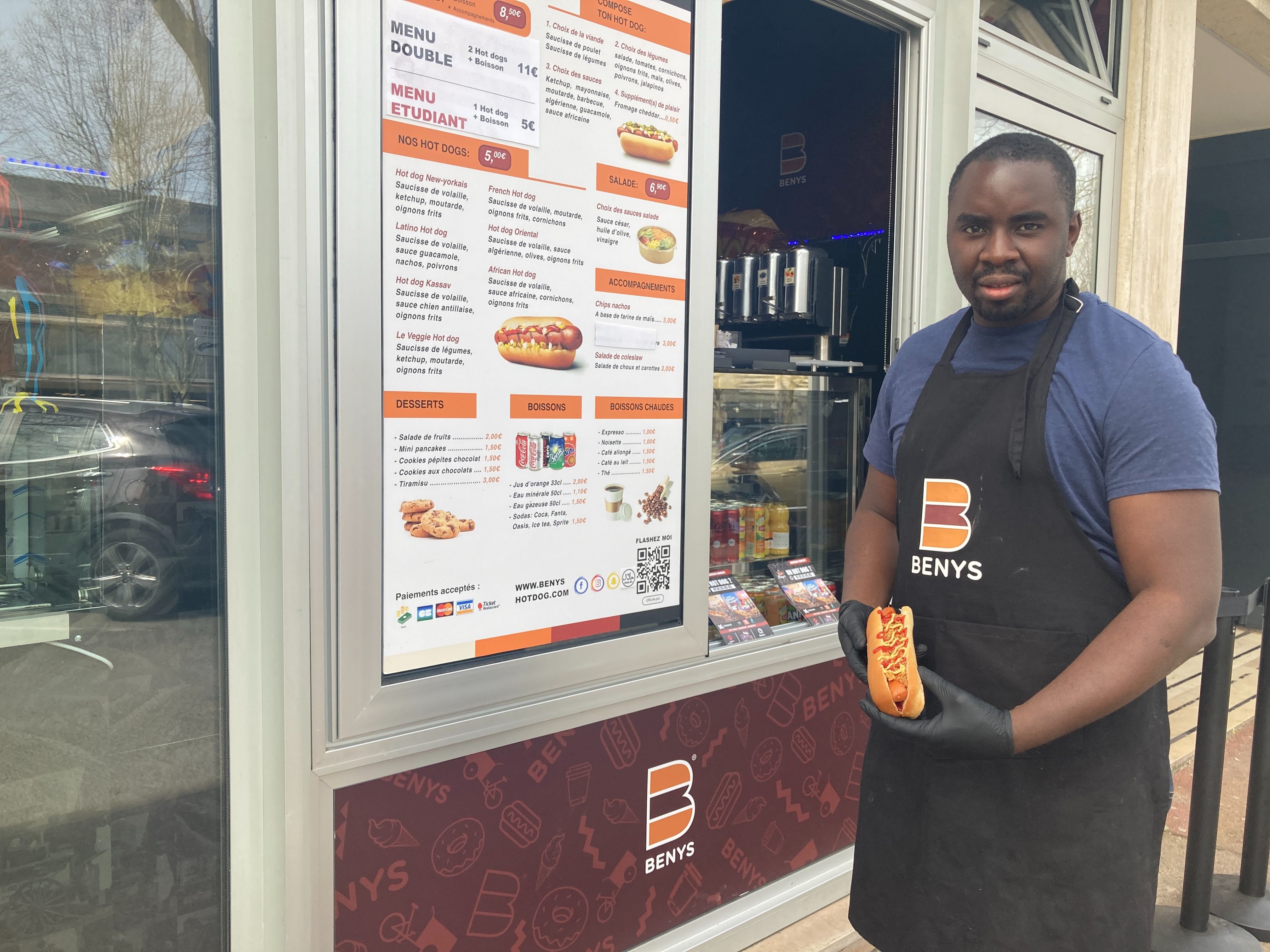 Evry-Courcouronnes, lundi 28 mars 2022. Ruben Djagoue, 31 ans, vient d'ouvrir son premier restaurant, Beny's hot dog, dans sa ville. LP/B.S.