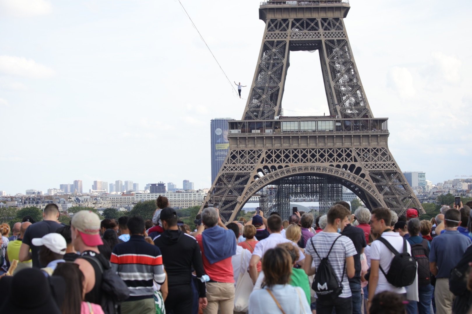 Paris, le 17 septembre 2021. Le funambule Nathan Paulin s'est élancé depuis la tour Eiffel vers le Théâtre de Chaillot. Sur un fil, il a parcouru 670 m à 70 m de hauteur. LP/Olivier Arandel