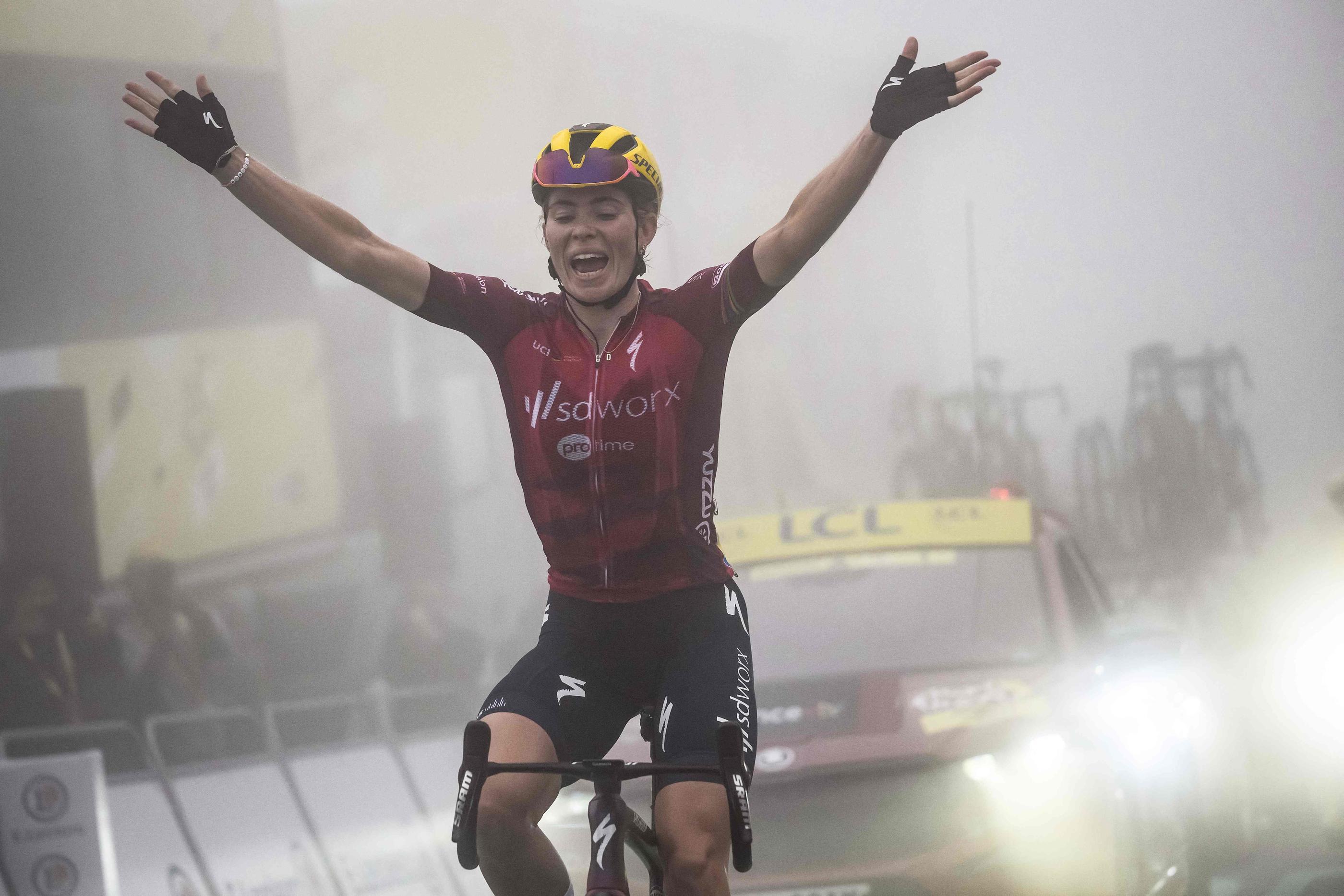 Demi Vollering, victorieuse de la 7e étape du Tour de France au Tourmalet, le 29 juillet 2023. (Photo by Jeff PACHOUD / AFP)
