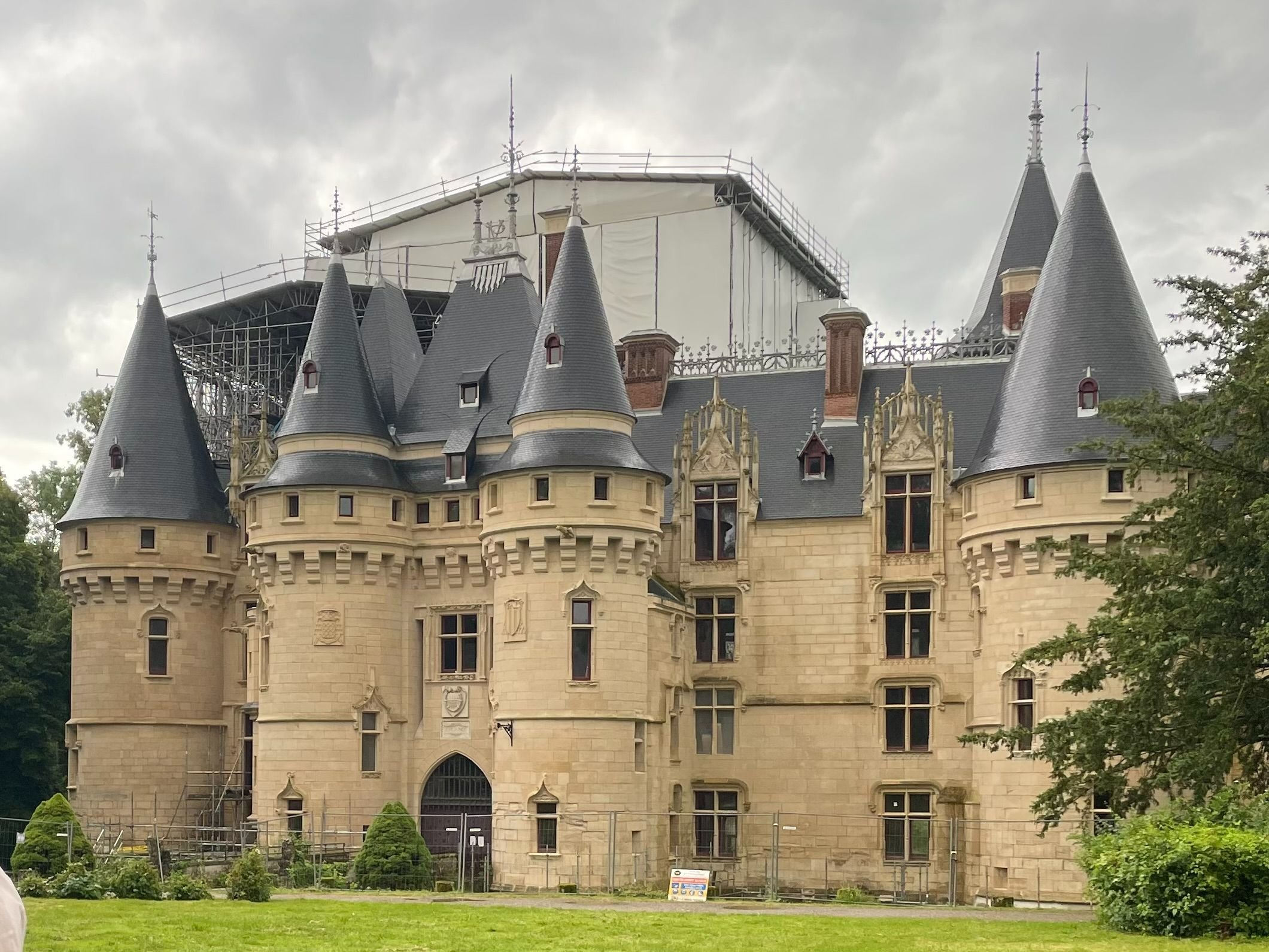 Vigny (Val-d'Oise), août 2024. La restauration du château est toujours en cours. Le monument a été racheté en 2016 alors qu'il était délaissé depuis plusieurs années par son précédent propriétaire, un groupe japonais qui y avait ouvert une école de cuisine. DR