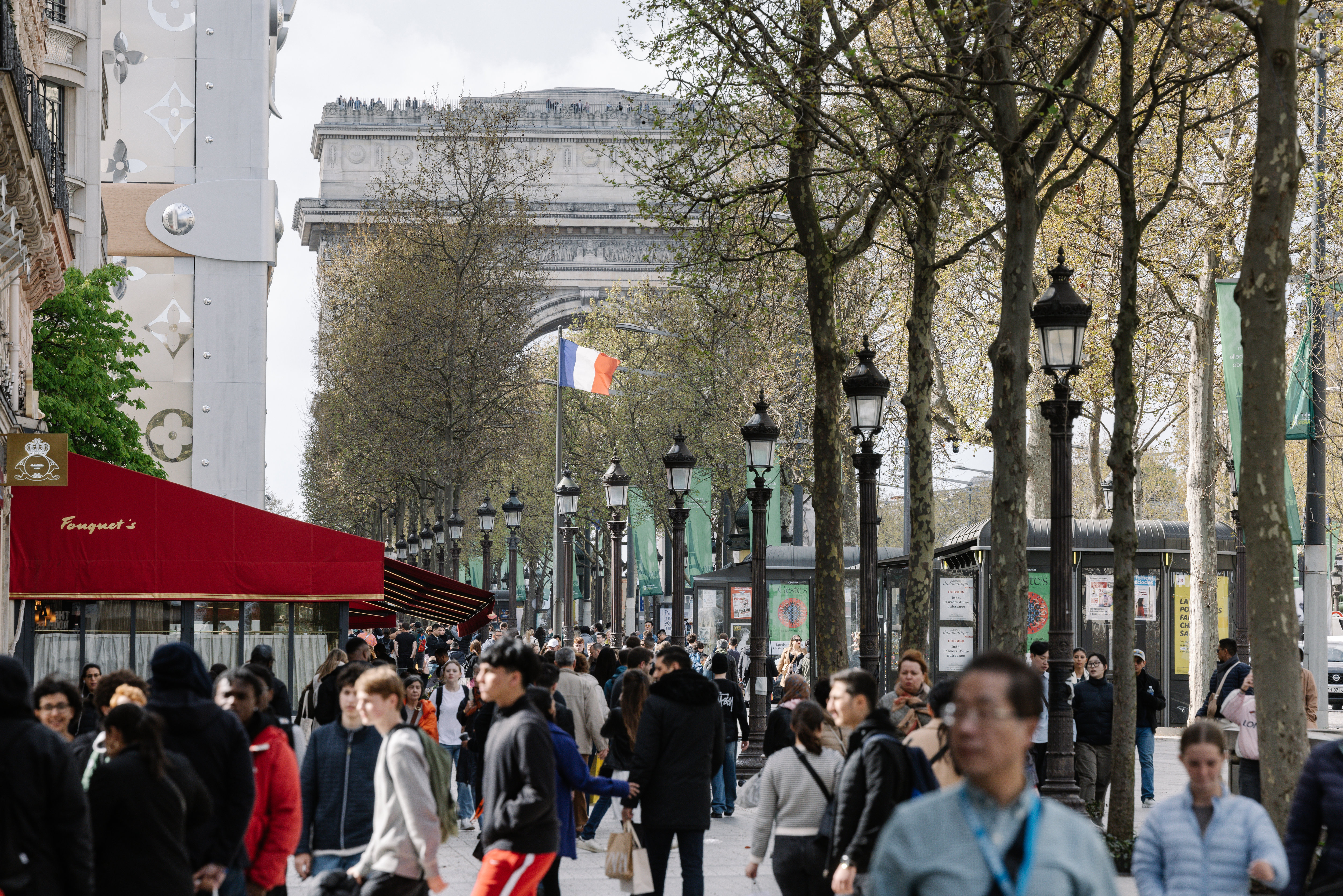 Avenue des Champs-Elysées (VIIIe), le 4 avril. La valeur locative des commerces de l'artère grimpe jusqu'à 15000 à 16000 euros le mètre carré par an. LP/Arnaud Dumontier