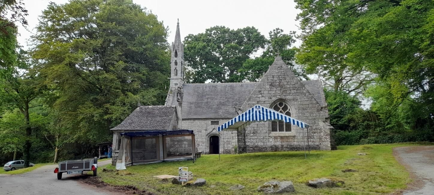 La jolie chapelle Saint-Cadou de Gouenasc'h (Finistère) sera le théâtre ce dimanche 19 mai d'une bien curieuse vente aux enchères et d'un grand moment de convivialité. LP/T.P.
