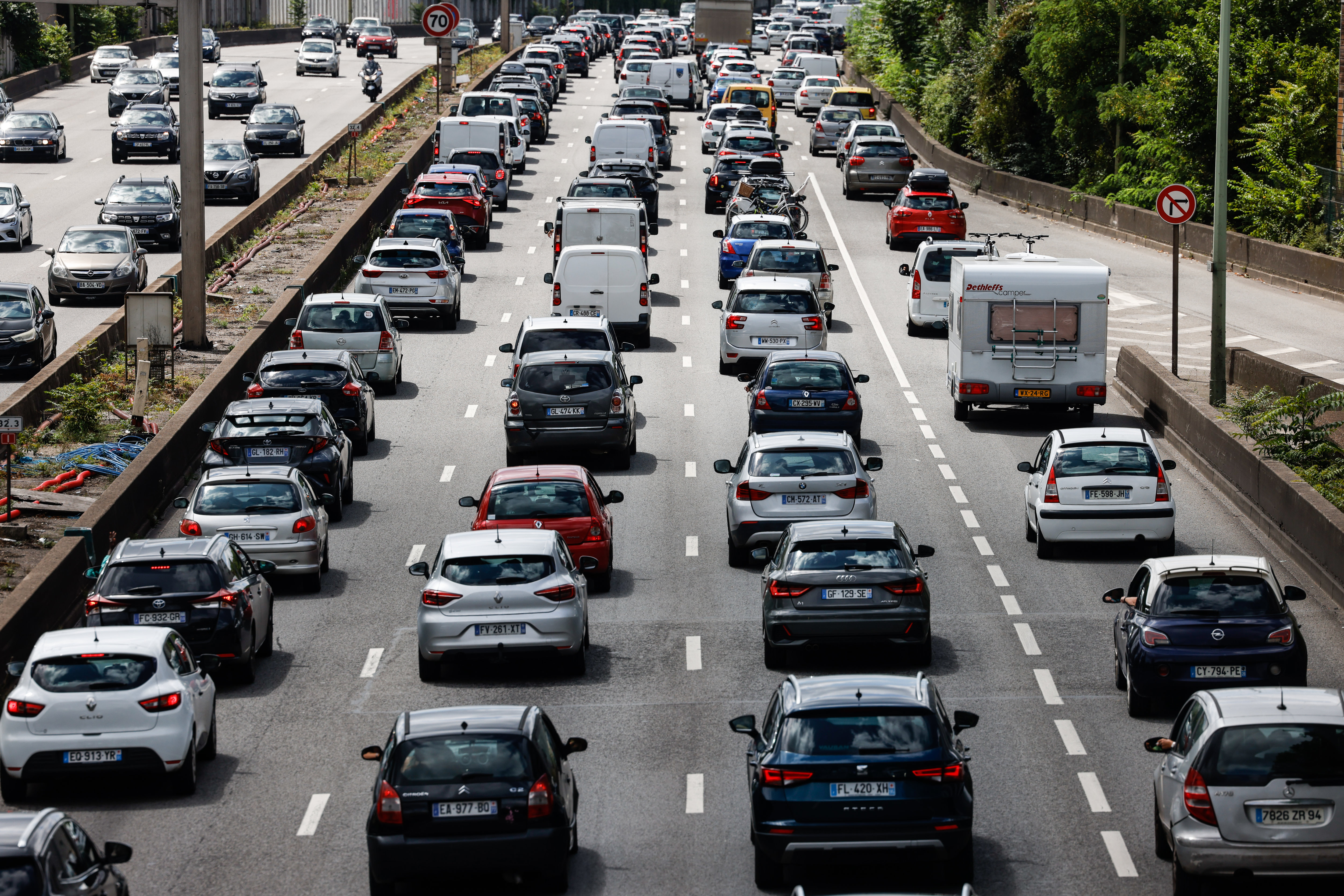 Les véhicules peuvent consommer le double de carburant lorsqu'ils se retrouvent bloqués dans les embouteillages. (Illustration) LP/Arnaud Dumontier