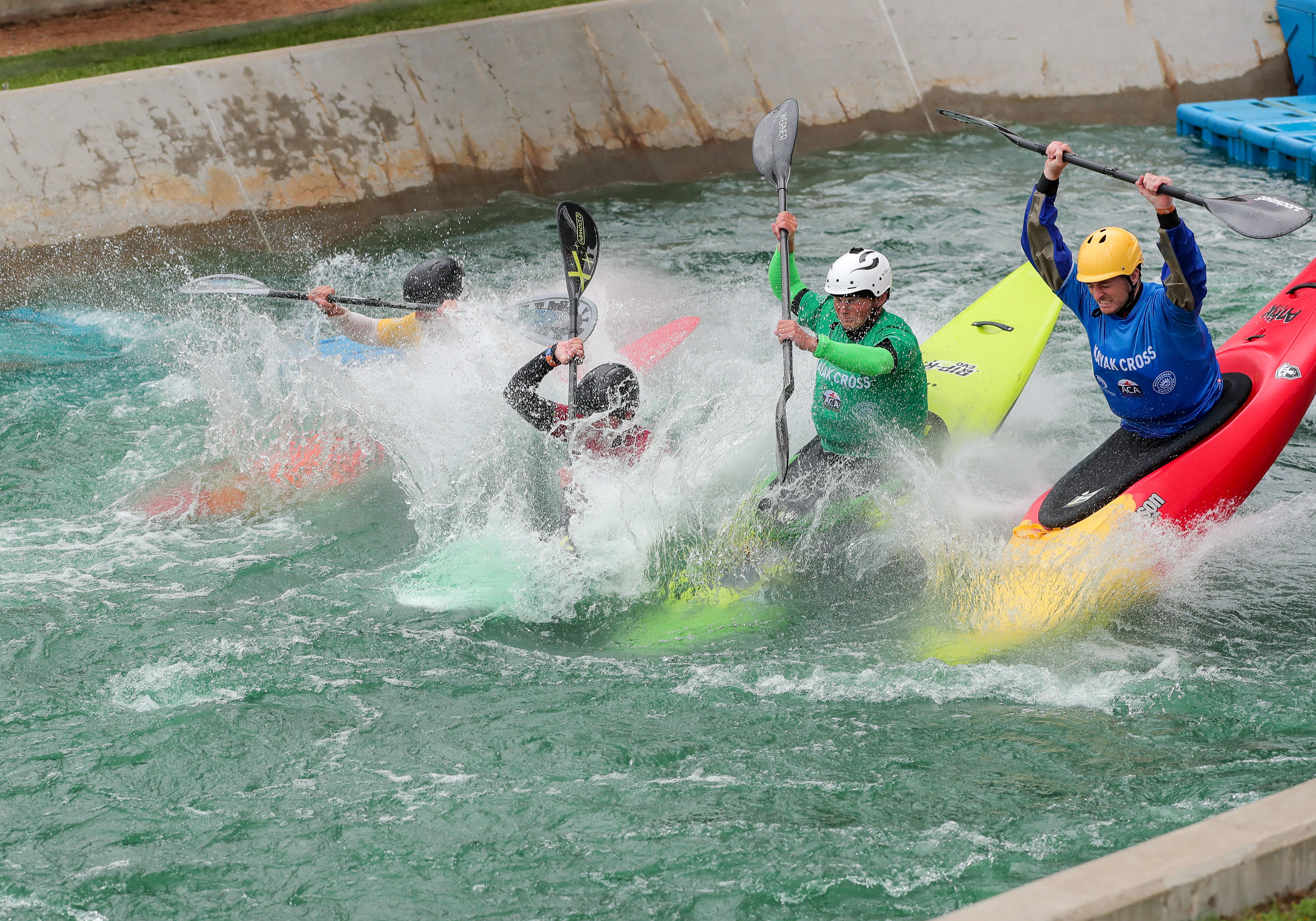 Lors des épreuves de kayak cross, quatre bateaux se jettent à l'eau simultanément. Icon Sport/Ron Lane