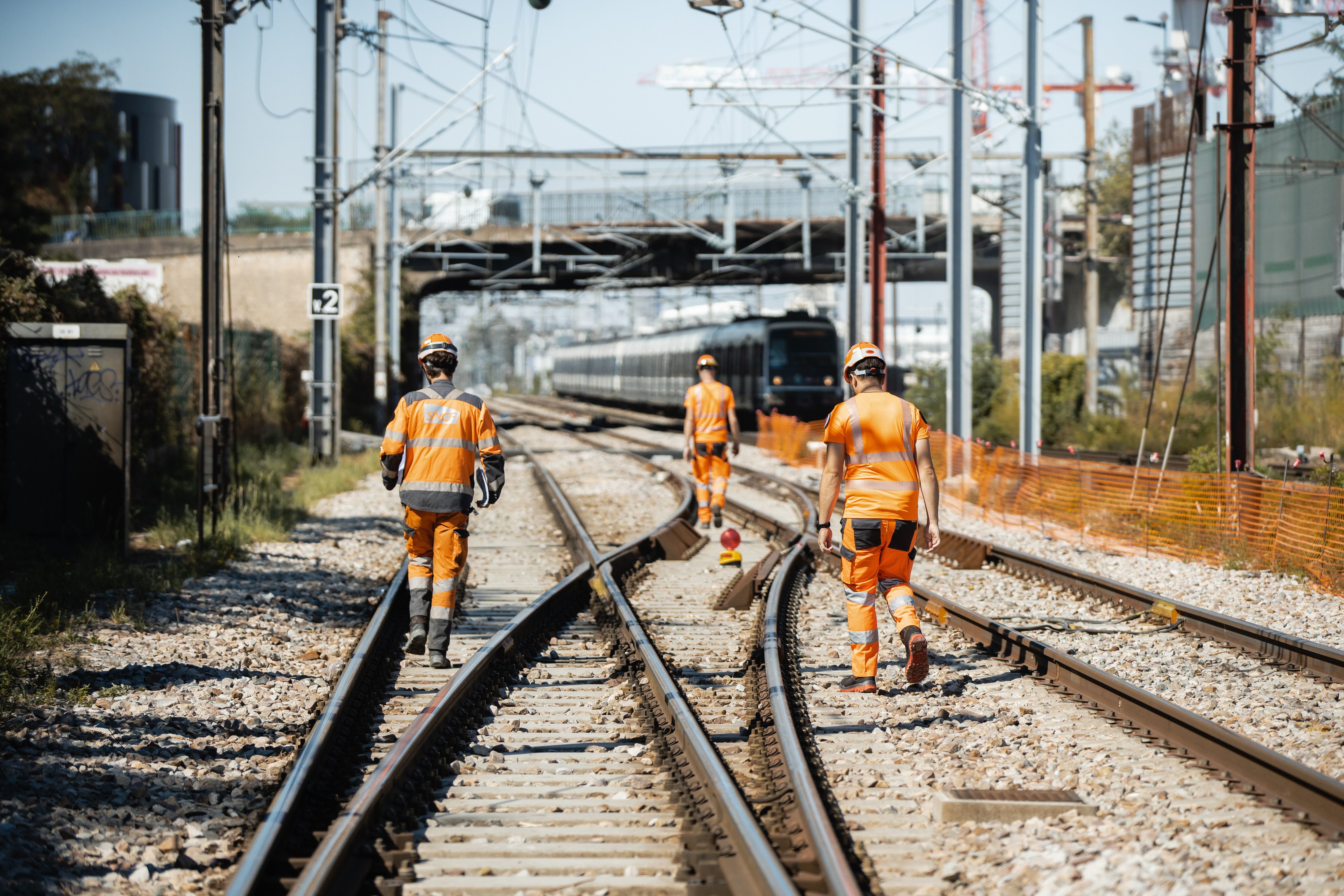 SNCF Réseau met les bouchées doubles cet été pour rénover les milliers de kilomètres de voies ferrées franciliennes.