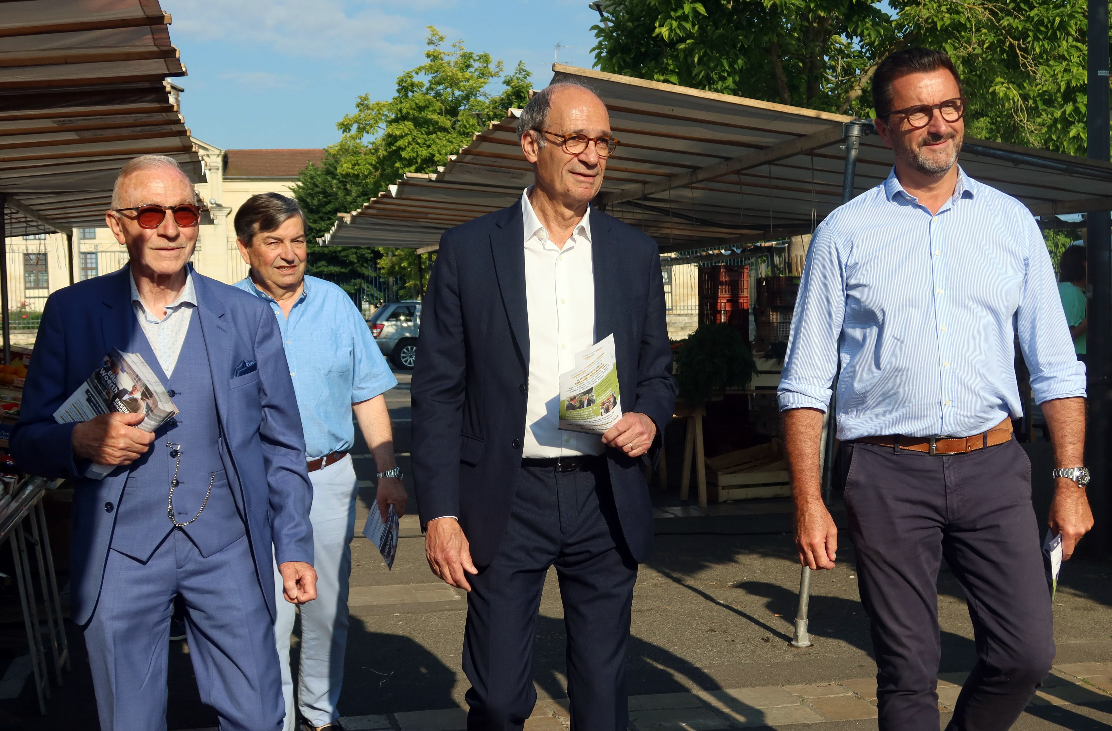 Chantilly (Oise), ce mercredi 26 juin. Éric Woerth, candidat de la majorité présidentielle sur la 4e circonscription, aux côtés de son équipe de campagne sur le marché. LP/Florent Heib