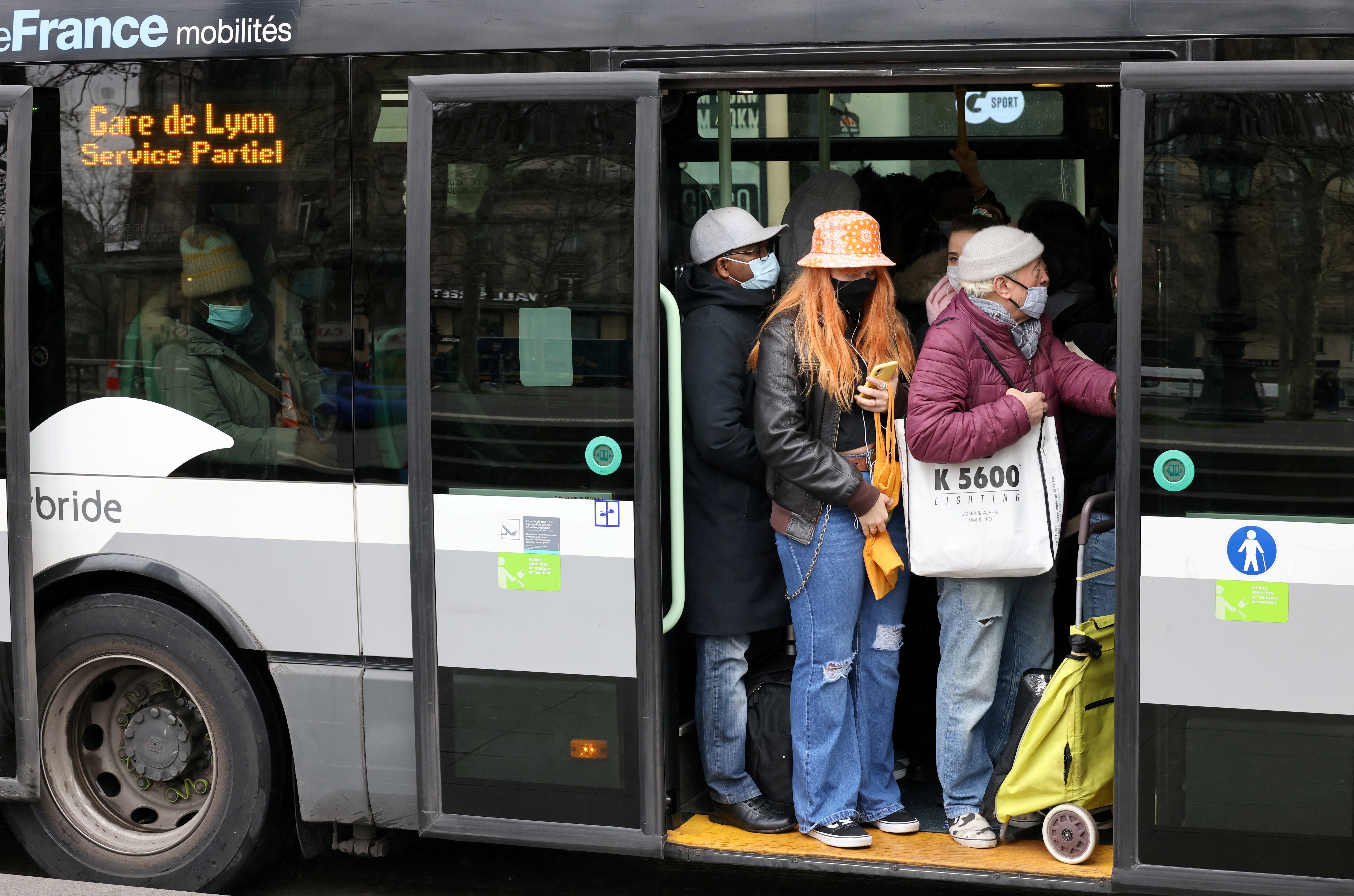 Rendre les transports gratuits profiterait au pouvoir d'achat et à la planète. Mais qu'en est-il réellement ? (Illustration) LP/Delphine Goldsztejn.