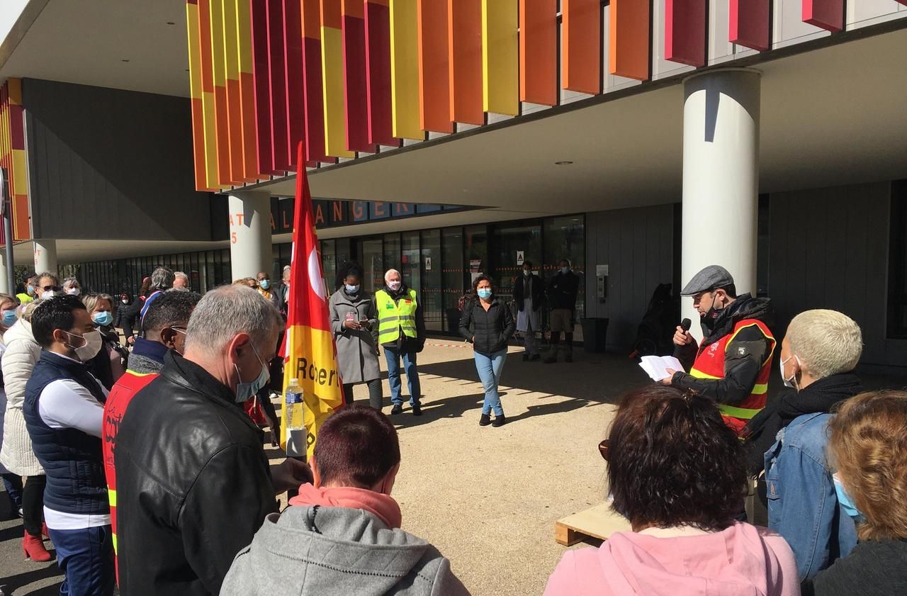 <b></b> Ce mercredi 7 avril. A l'appel du syndicat CGT, des soignants se sont réunis devant l'hôpital Robert-Ballanger pour dénoncer leurs conditions de travail.