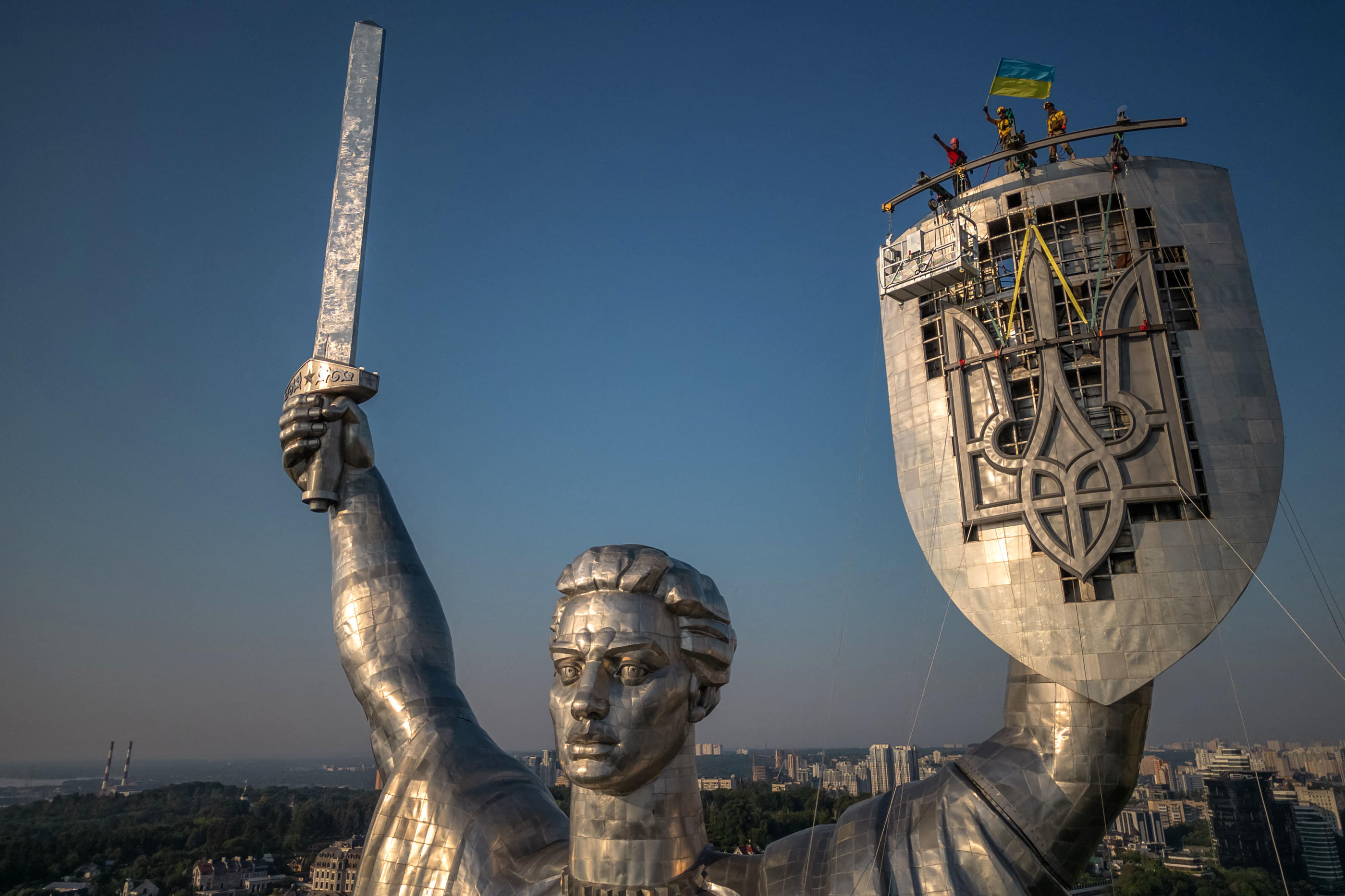 Kiev (Ukraine). Le trident national a remplacé le marteau et la faucille de l'Union soviétique sur le bouclier d'un monument de 62 mètres de haut. Roman PILIPEY / AFP