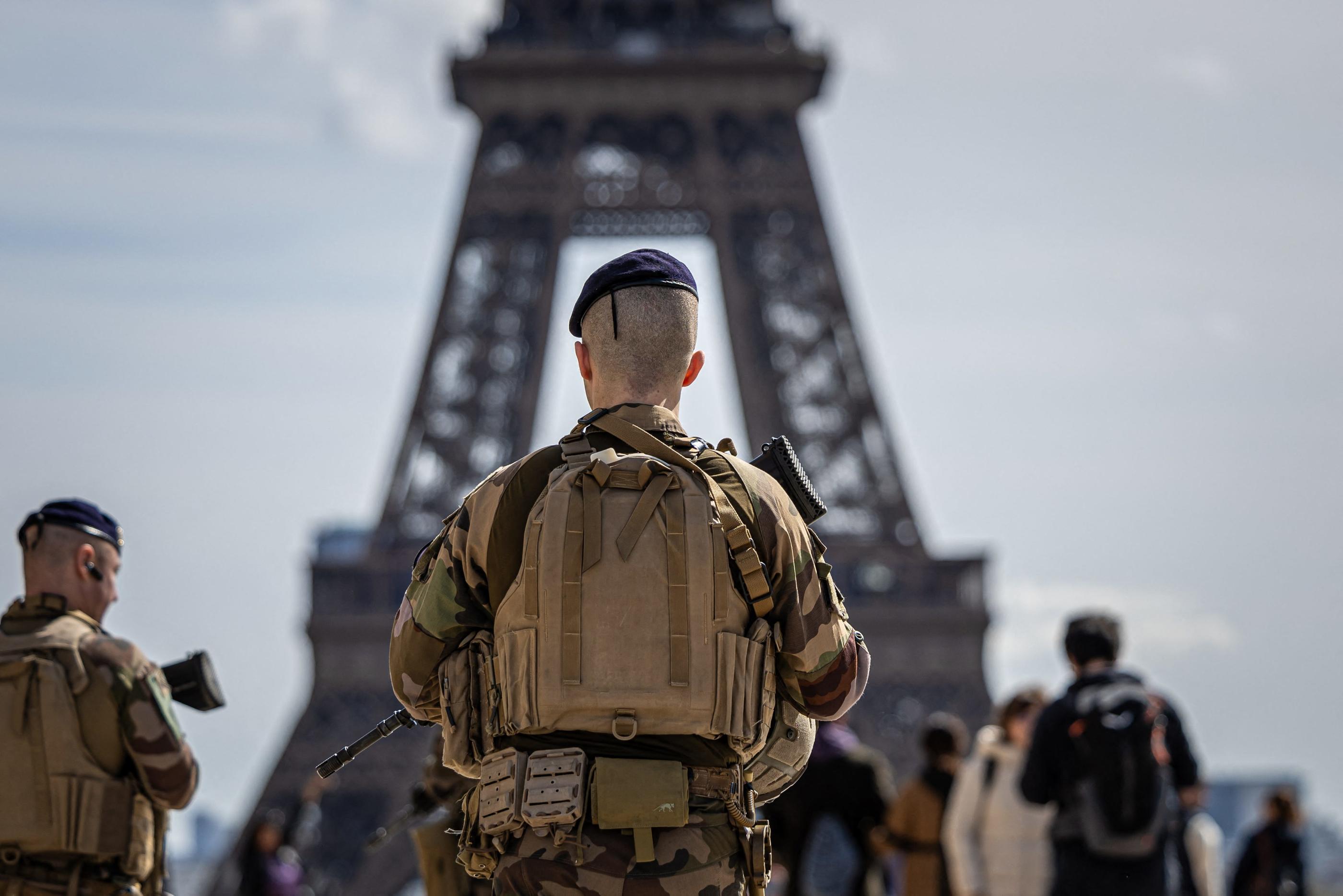 Des militaires en mission de surveillance près de la tour Eiffel à Paris, ce lundi. L'exécutif a décidé dimanche soir de porter le plan Vigipirate en France à son niveau maximal. MAXPPP/EPA/Christophe Petit
