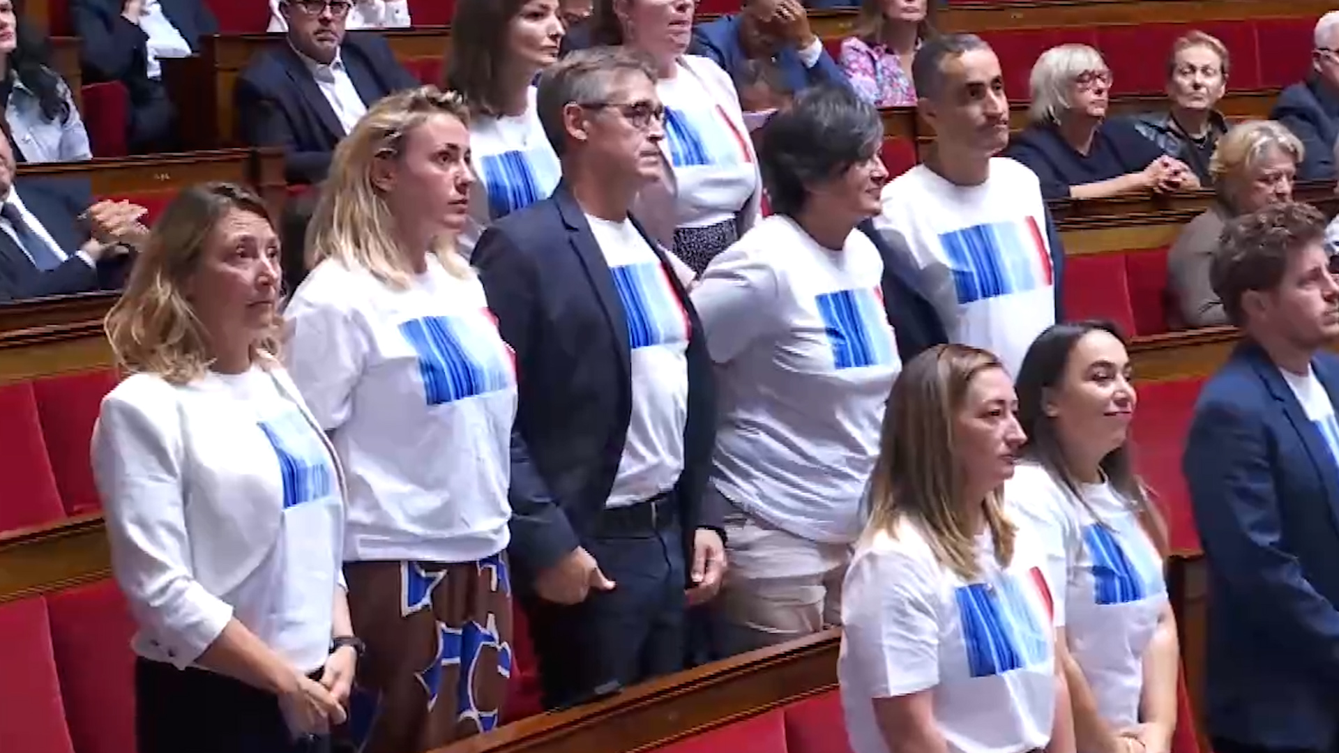 Les députés en T-shirt aux couleurs du réchauffement climatique