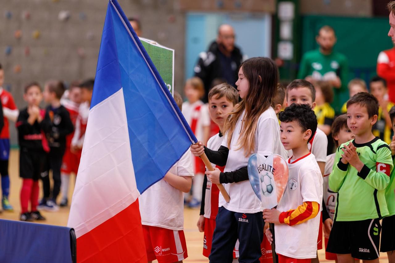 <b></b> Crosne, édition 2017. Le tournoi Osica cup fête ses 10 ans. Chaque groupe porte le nom d’une des valeurs de la République et est réuni derrière le drapeau Bleu blanc rouge.