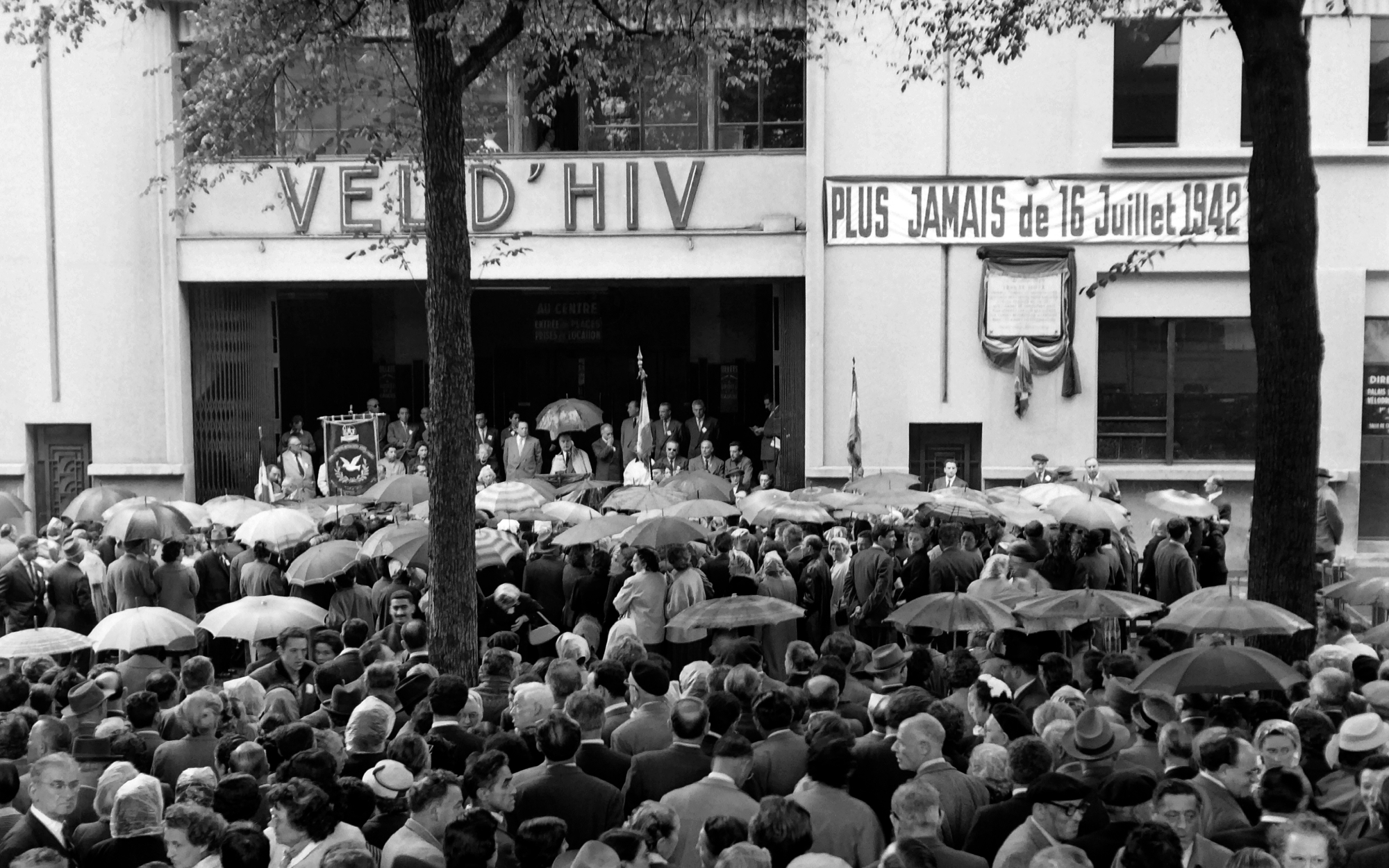 La foule se rassemble devant le Vélodrome d'Hiver le 16 juillet 1957 à Paris, lors de la commémoration de la rafle du Vél d'Hiv pendant la Seconde Guerre mondiale. AFP / INTERCONTINENTALE
