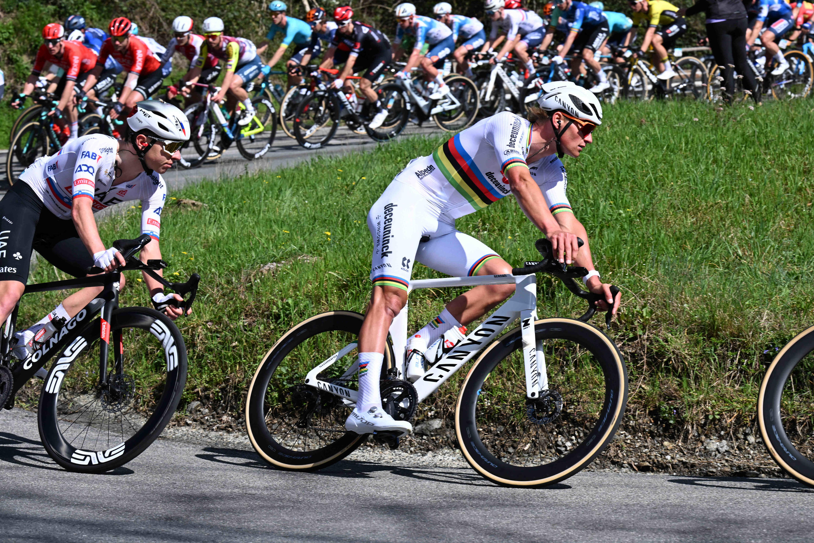 Sur Milan - San Remo, le champion du monde Mathieu Van Der Poel, a aidé son coéquipier Jasper Philipsen à s'imposer. Icon Sport