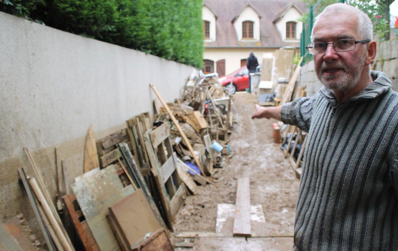 <b>Mareuil-la-Motte, ce dimanche matin.</b> Alain Tilmont a eu, jeudi, jusqu’à 1,50 m d’eau boueuse dans son garage. Il a perdu un quad, deux voitures et de l’électroménager. 