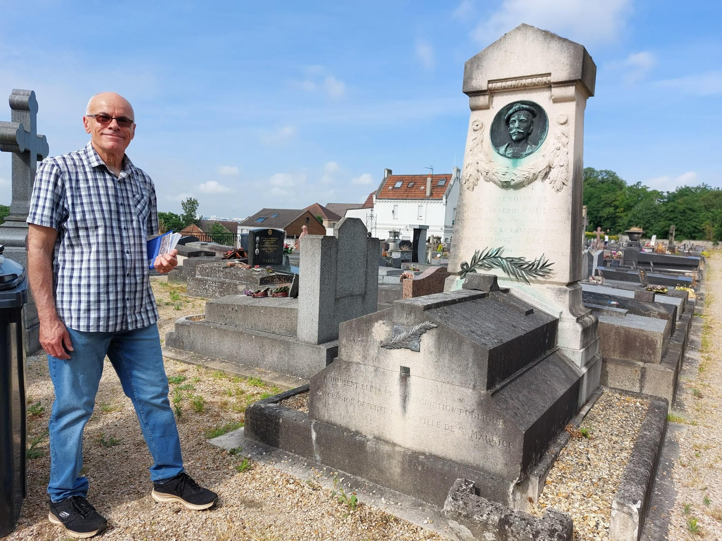 Rolant Biguenet, auteur d'un livre sur le Pluviôse, a travaillé sur le parcours de Jean-Joseph Moulin, dont la sépulture est au cimetière de Saint-Maurice (Val-de-Marne). LP/Laure Parny