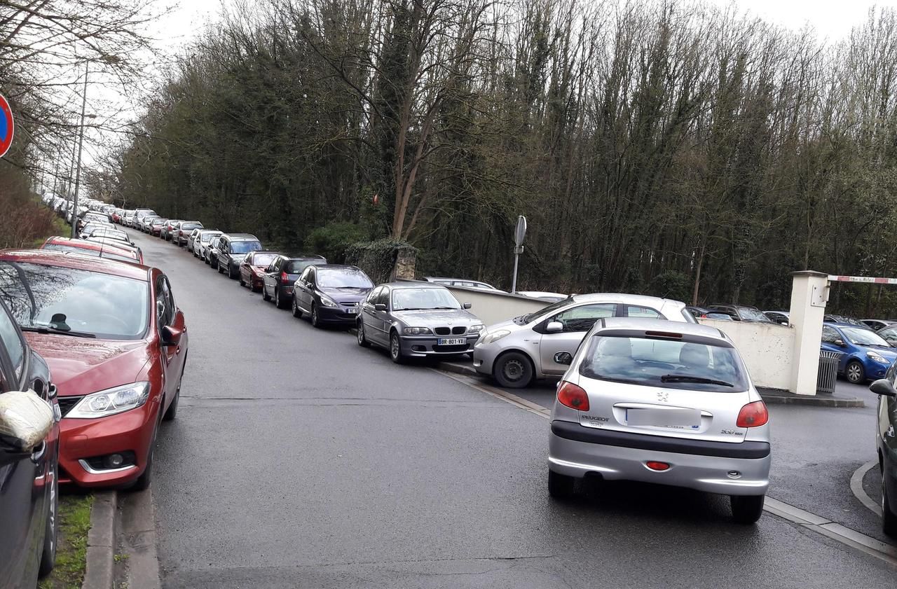 <b></b> Tournan, le 4 avril. Le parking (à droite) plein, les automobilistes se garent tout au long de la rue Damien-Rigault. Parfois aux dépens des riverains. La municipalité fait de l’information et de la pédagogie mais sanctionne les excès.