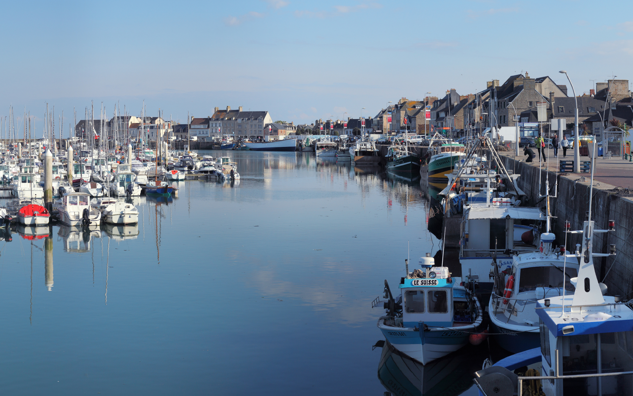 En 10 ans, le pittoresque petit port de la côte est du Cotentin de Saint-Vaast-la-Hougue vient de passer de 2200 à 1700 habitants. Wikimedia commons/Benh Lieu Song