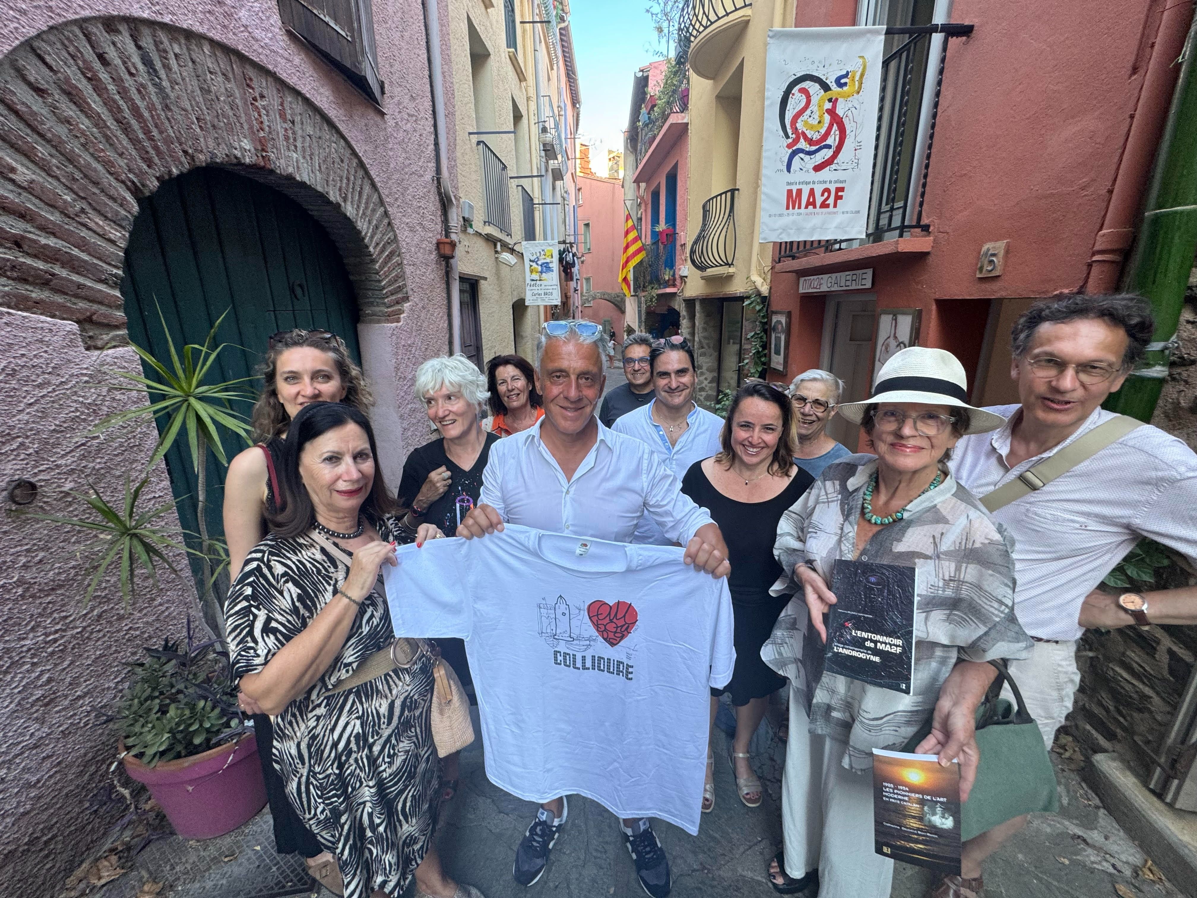 A Collioure (Pyrénées-Orientales), l'artiste contemporain Marc-André 2 Figuères (au centre) a conçu et vend un t-shirt souvenir. LP/Christian Goutorbe