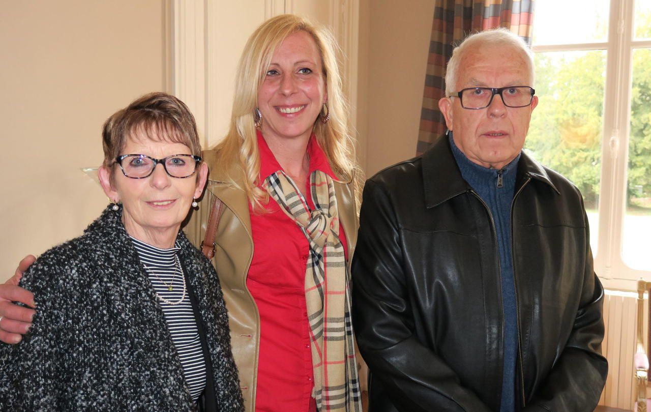 <b></b> Rambouillet, ce mercredi. Marie-Béatrice Langlois (au centre) a retrouvé Maurice, à qui elle a sauvé la vie le 20 novembre dernier, et son épouse Josiane à l’occasion de la remise de son diplôme du courage et du dévouement. 