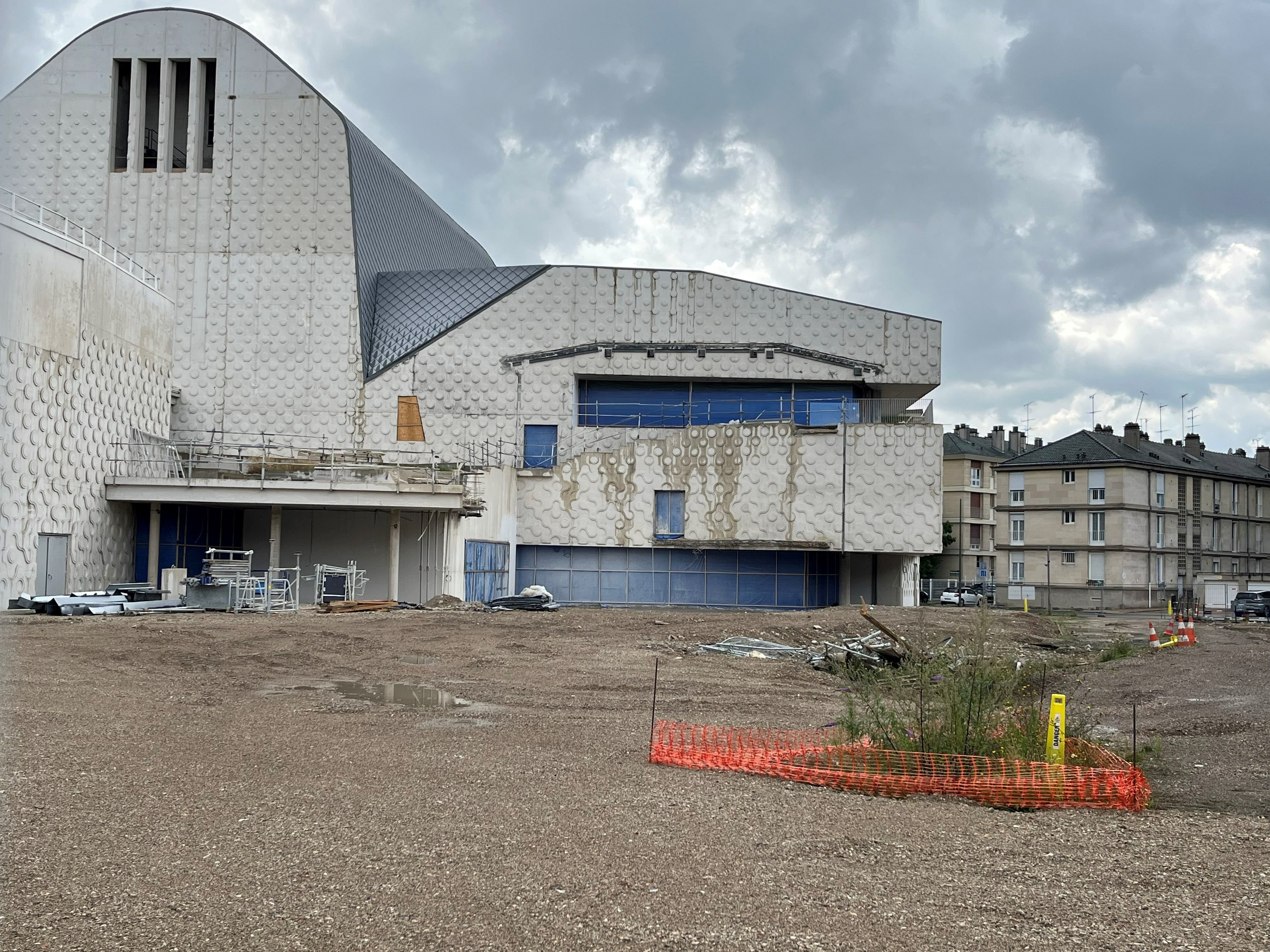 Beauvais, le 4 août. Le chantier du futur théâtre reprendra à la fin du mois avec la reconstruction du hall. LP/Patrick Caffin