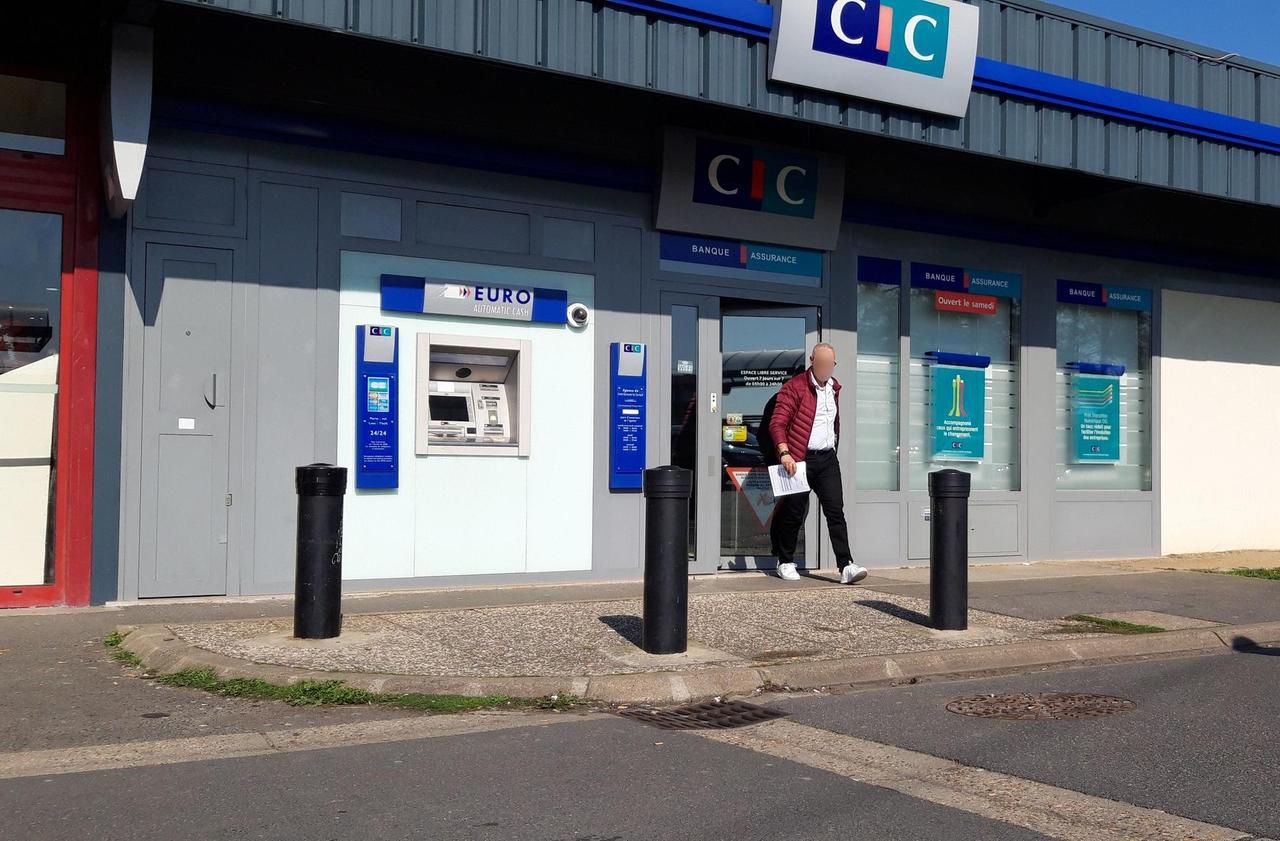 <b></b> Saint-Germain-lès-Corbeil, ce vendredi. Le distributeur de la banque CIC du centre commercial de la Croix-Verte a été ciblé par les malfaiteurs.