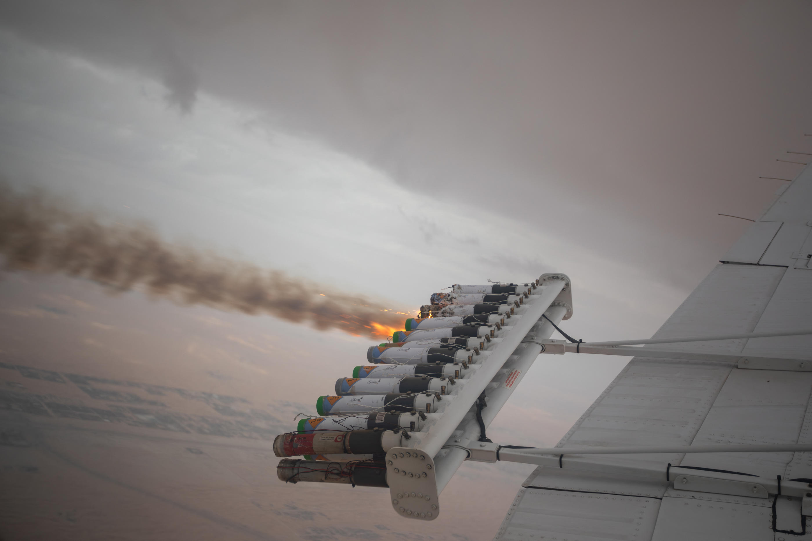 Les opérations d'ensemencement des nuages pour faire pleuvoir sont presque devenues routinières dans certains pays du Moyen-Orient, comme ici aux Émirats arabes unis en janvier 2024. AFP/Getty Images/Andrea DiCenzo