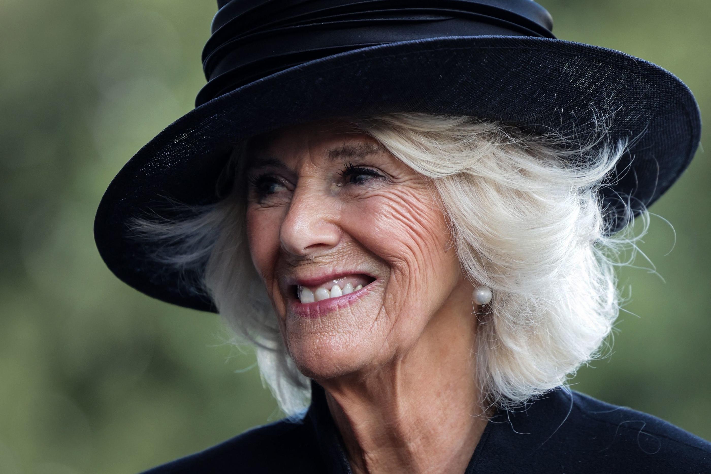 La reine consort Camilla a rendu hommage dimanche à Elizabeth II, "femme solitaire" qui a dû "se tailler son propre rôle" dans un monde dirigé par les hommes. Chris Jackson/ AFP