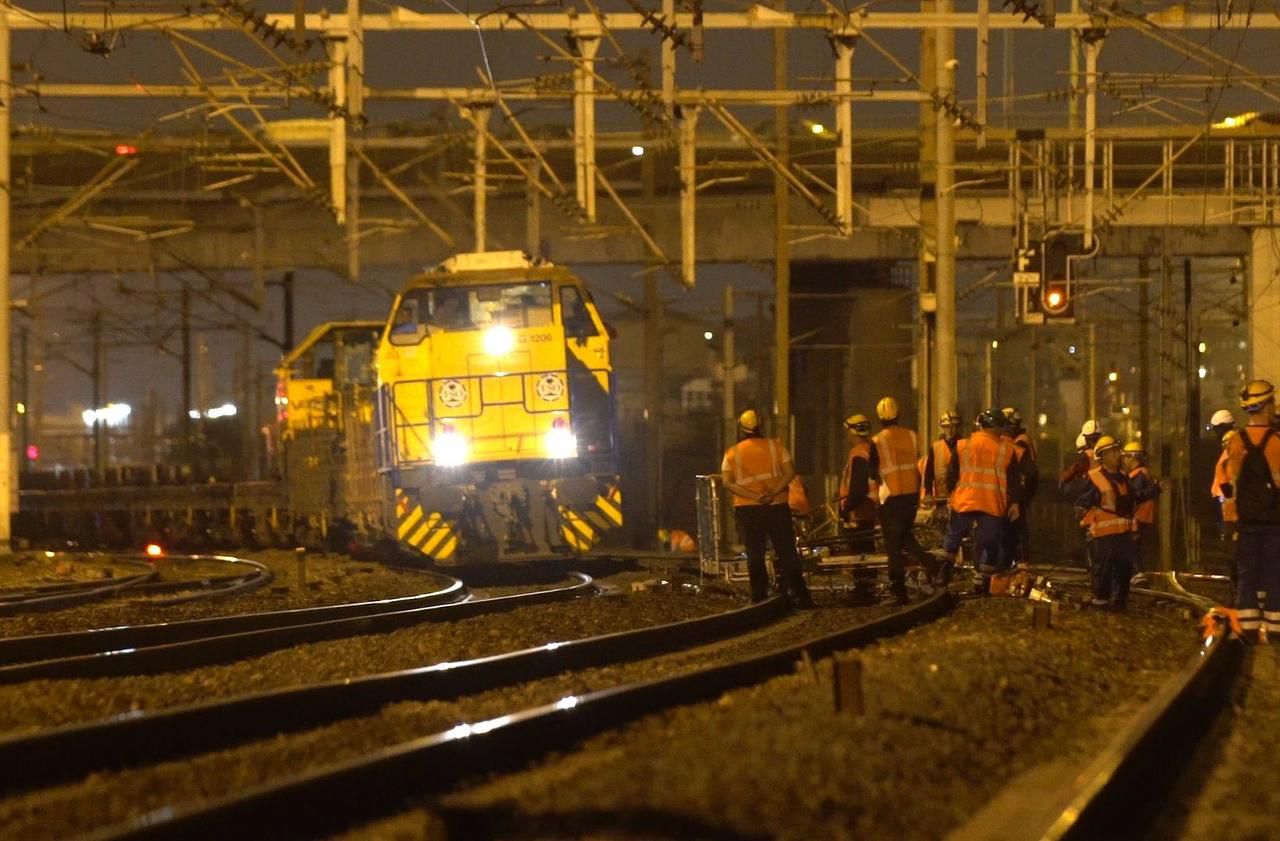 Le train-usine BOA a été utilisé pour renouveler 10 km de rails du 31 juillet au 21 août sur la ligne R. Les travaux se poursuivent en septembre.