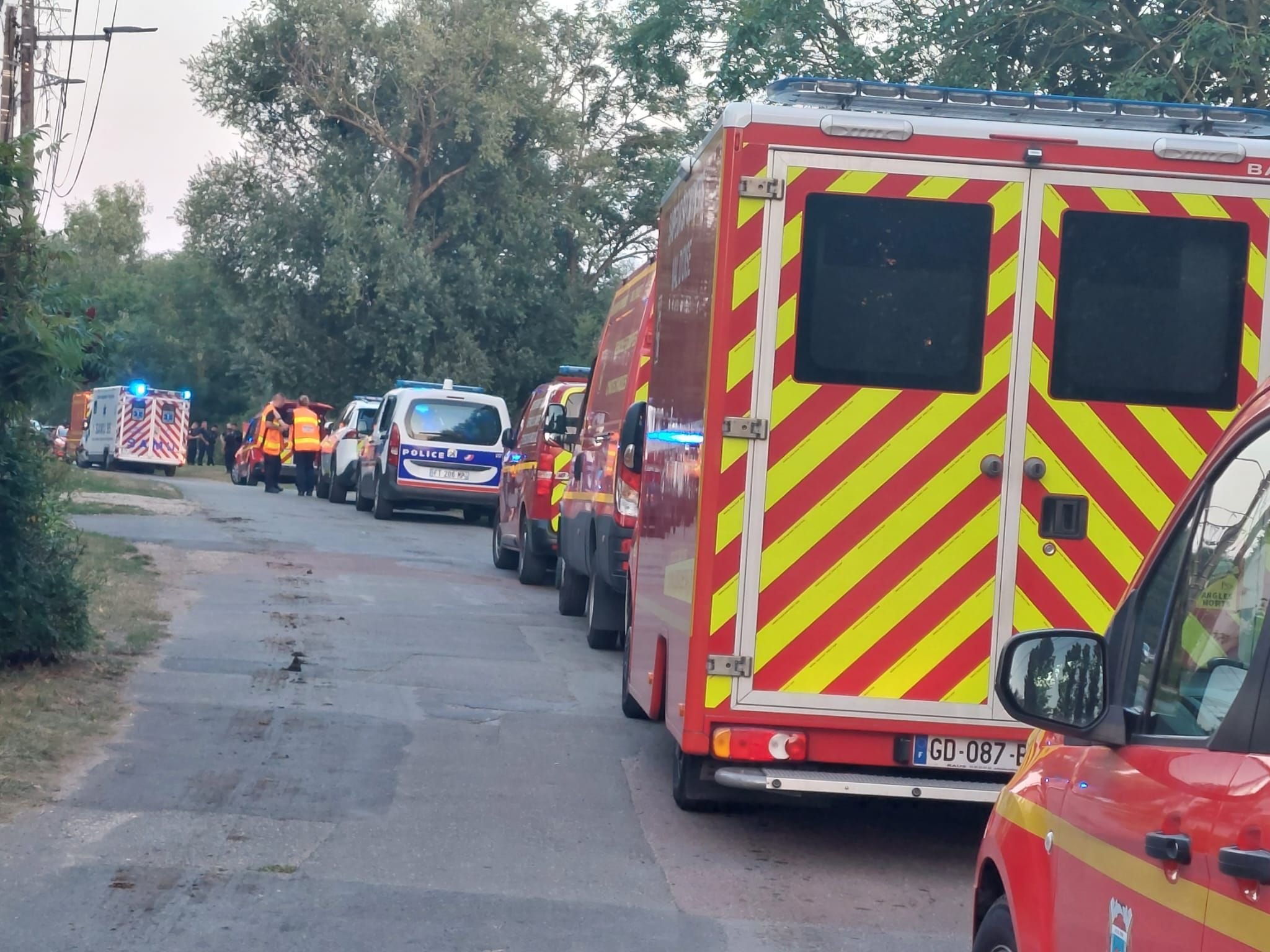 Herblay-sur-Seine (Val-d'Oise), quai de Gaillon, lundi soir. Une trentaine de sauveteurs ont été dépêchés sur place par voies terrestre et fluviale pour retrouver, repêcher et tenter de réanimer un homme qui avait disparu dans la Seine. LP/V.M